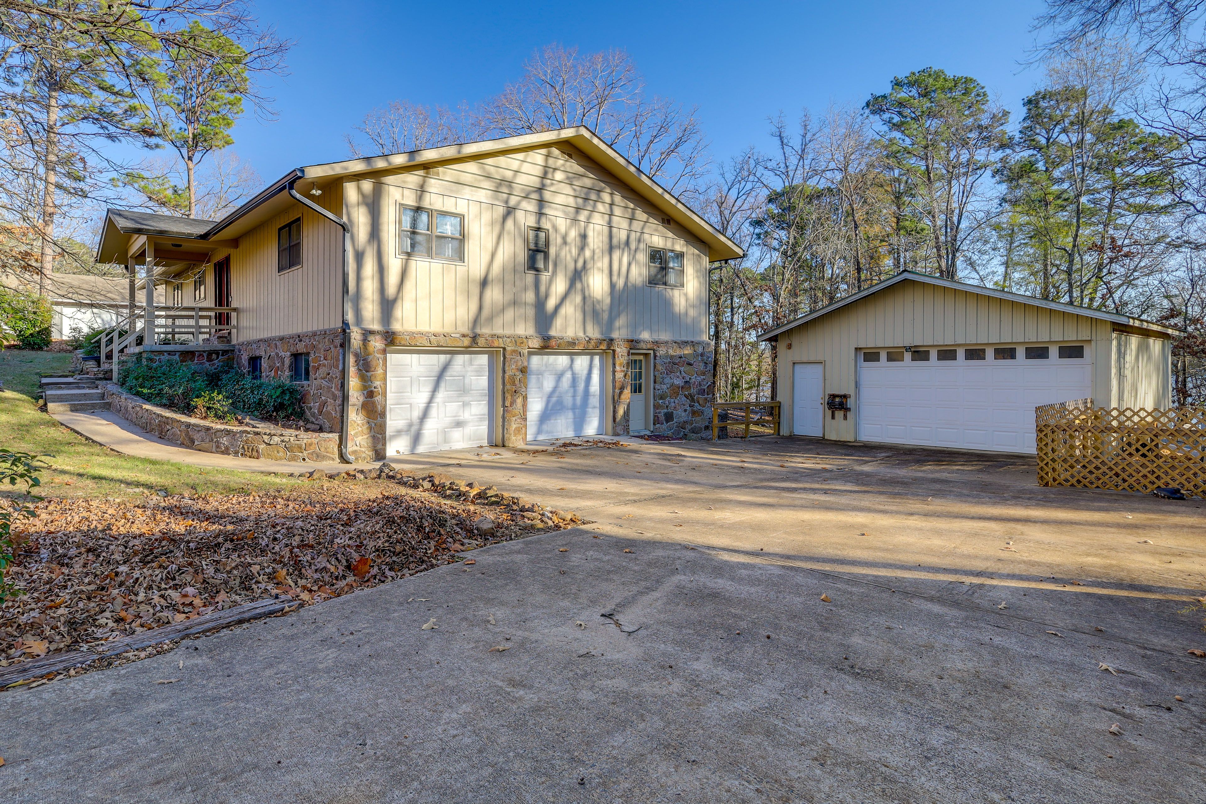 Parking | Driveway (3 Vehicles) | Boat/Trailer Parking