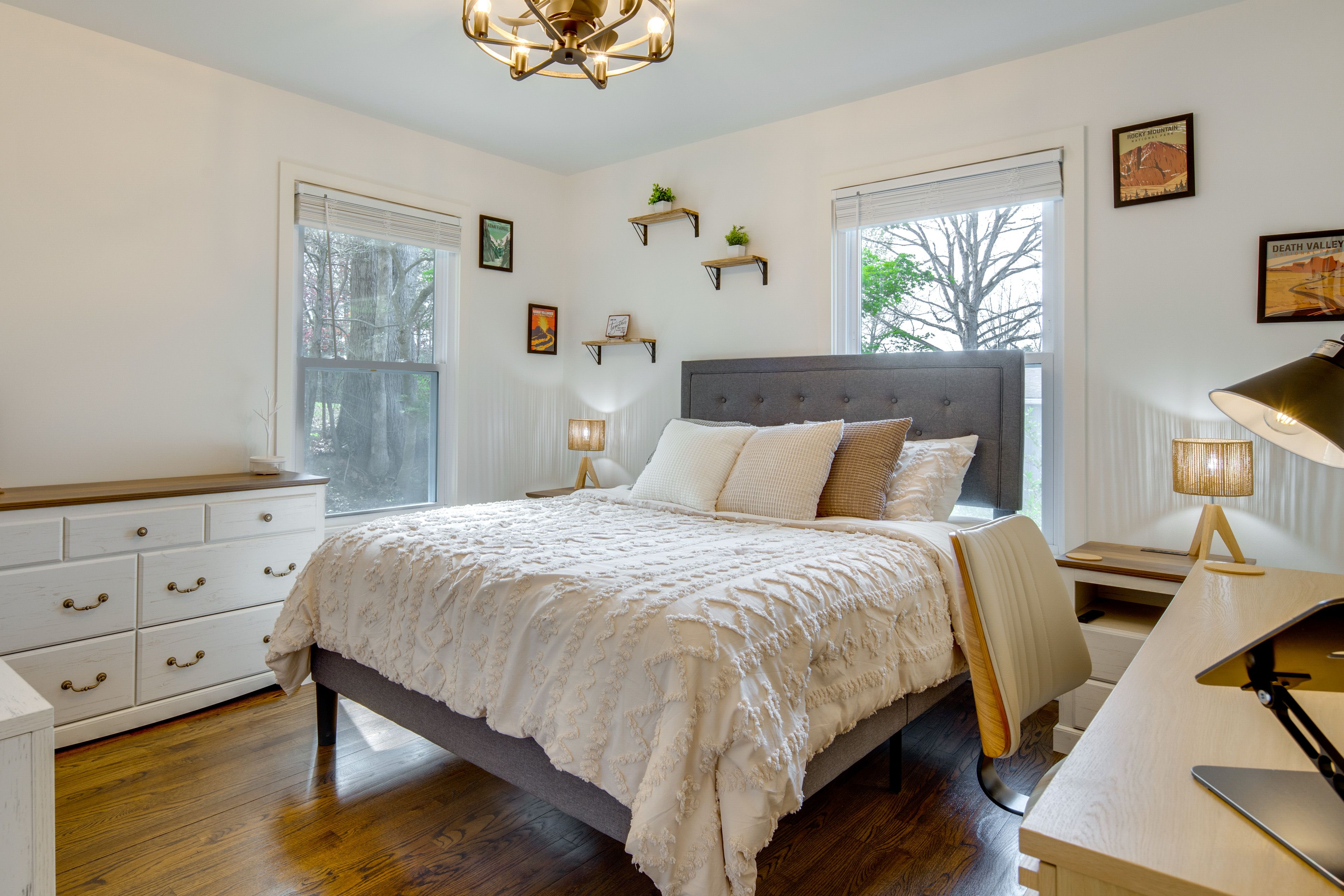 Bedroom 1 | Queen Bed | Desk