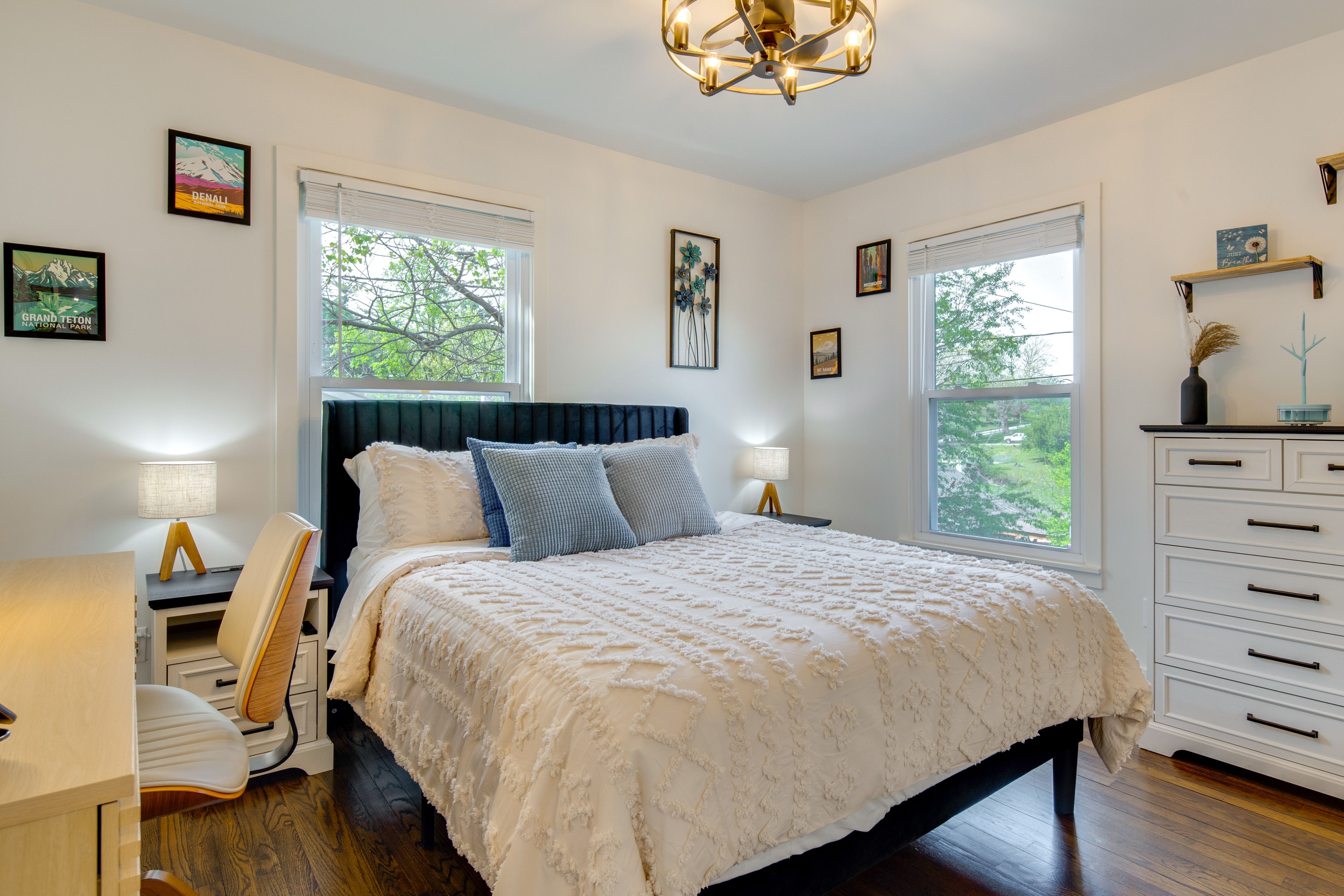 Bedroom 2 | Queen Bed | Desk