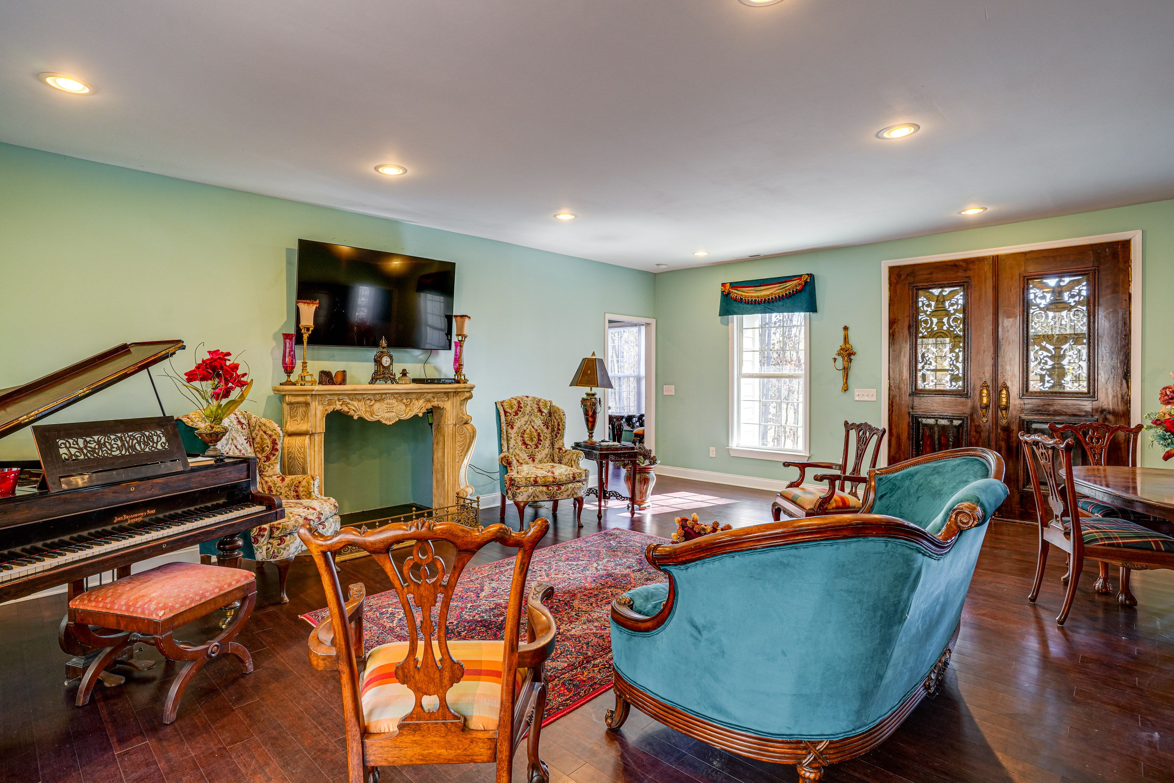 Living Area | Smart TV | Single-Story Home