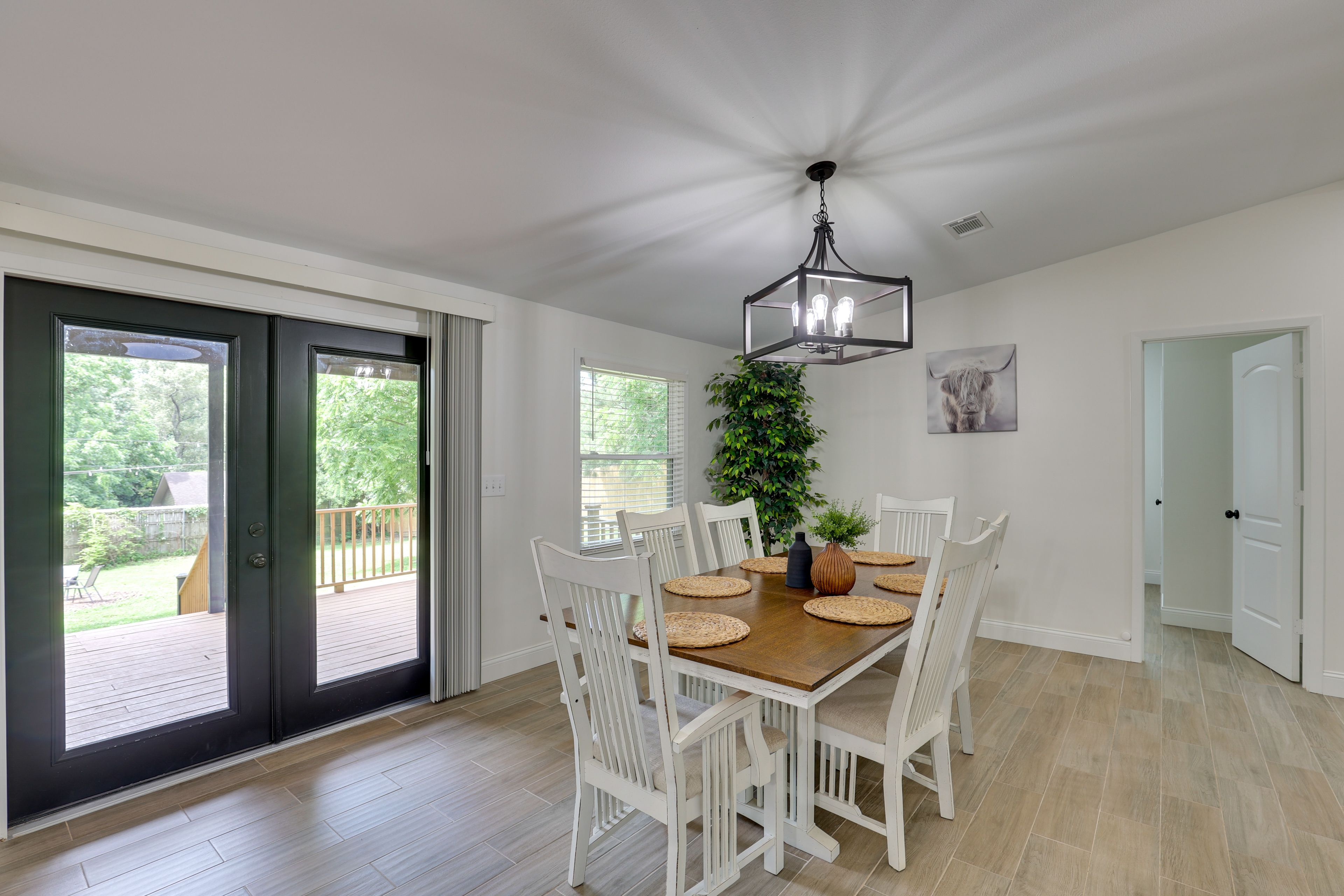 Dining Area | Dishes & Flatware Provided