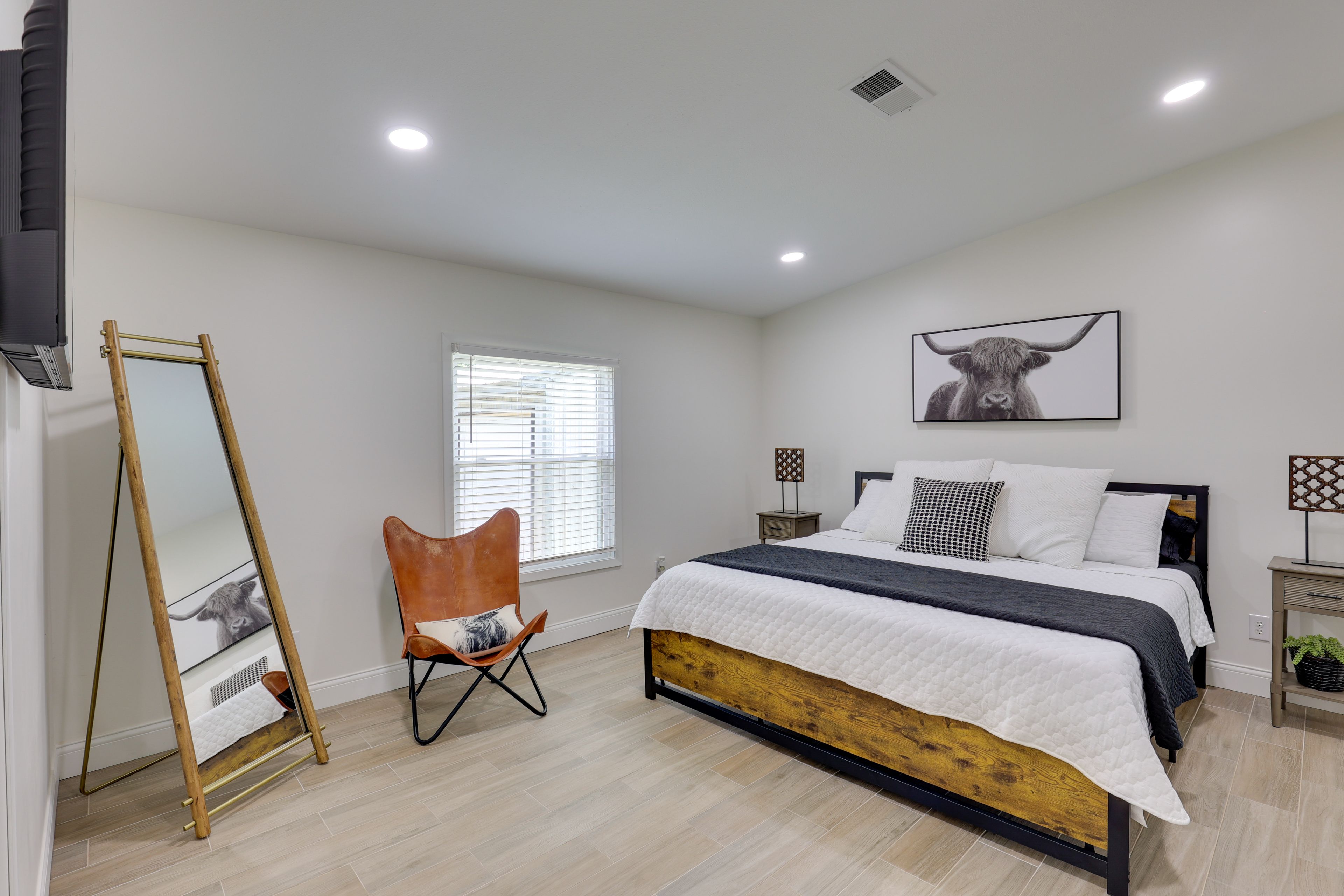 Bedroom 1 | King Bed