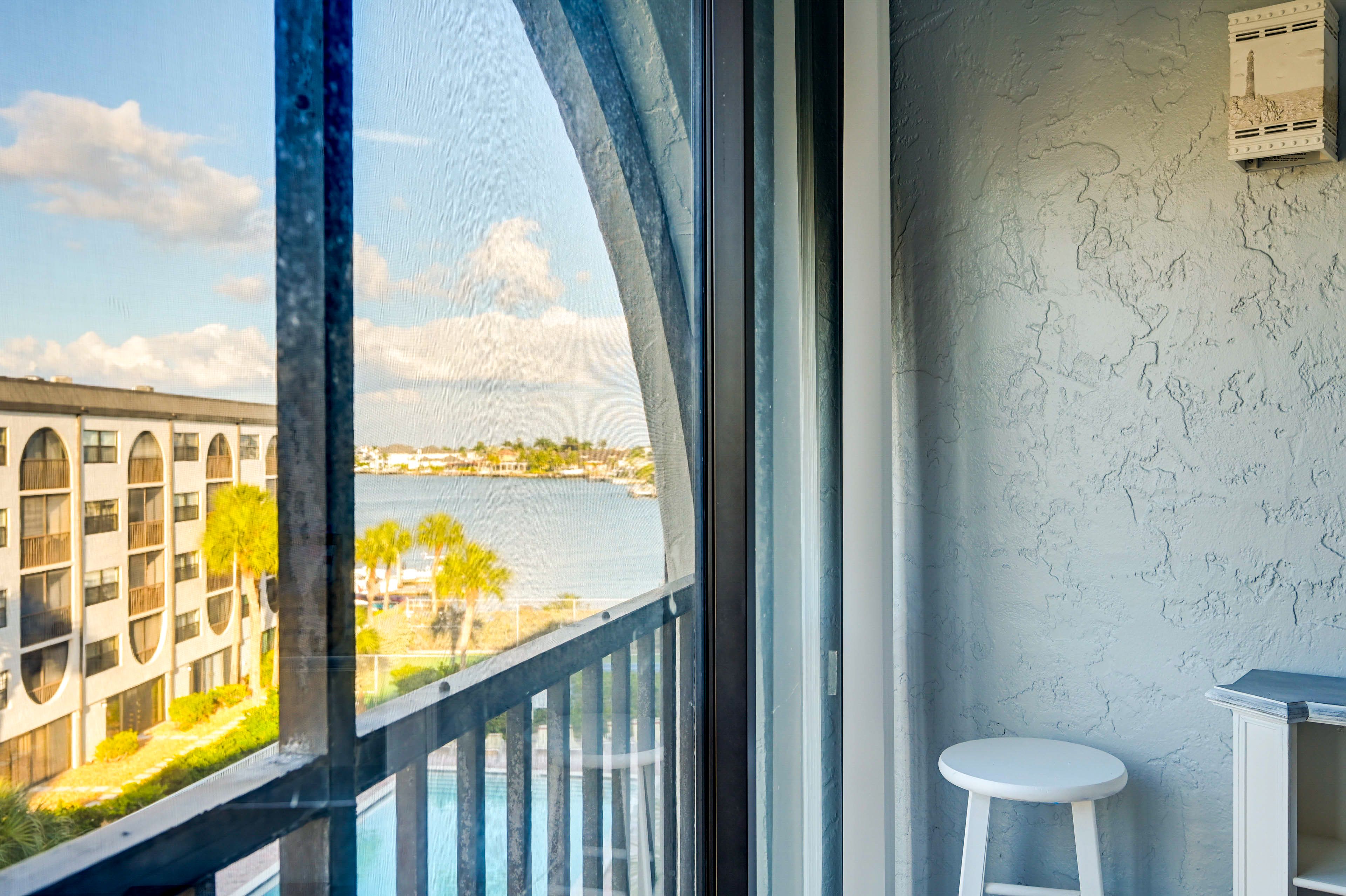Dining Table | Dishware/Flatware
