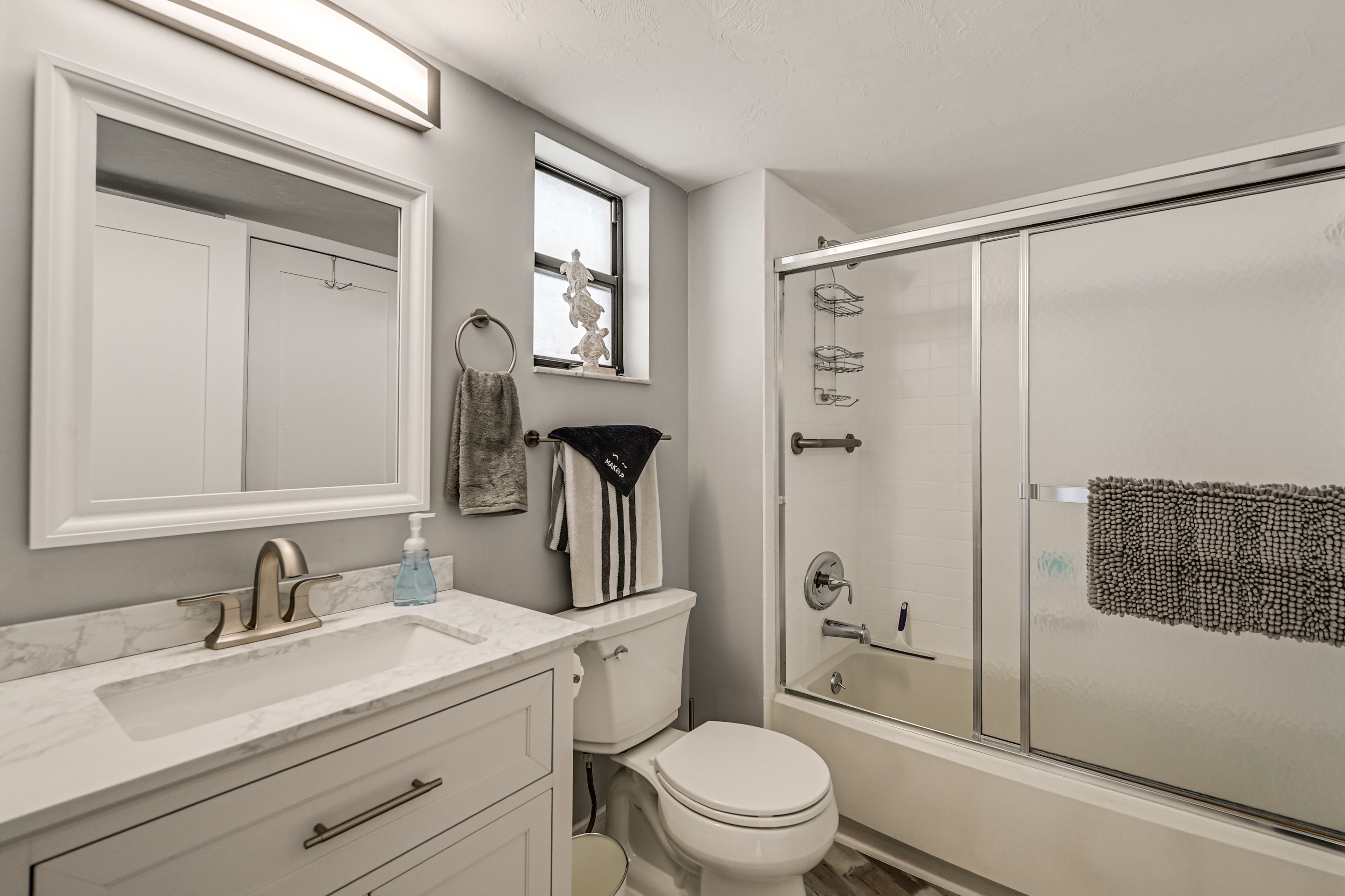 Full Bathroom | Towels Provided