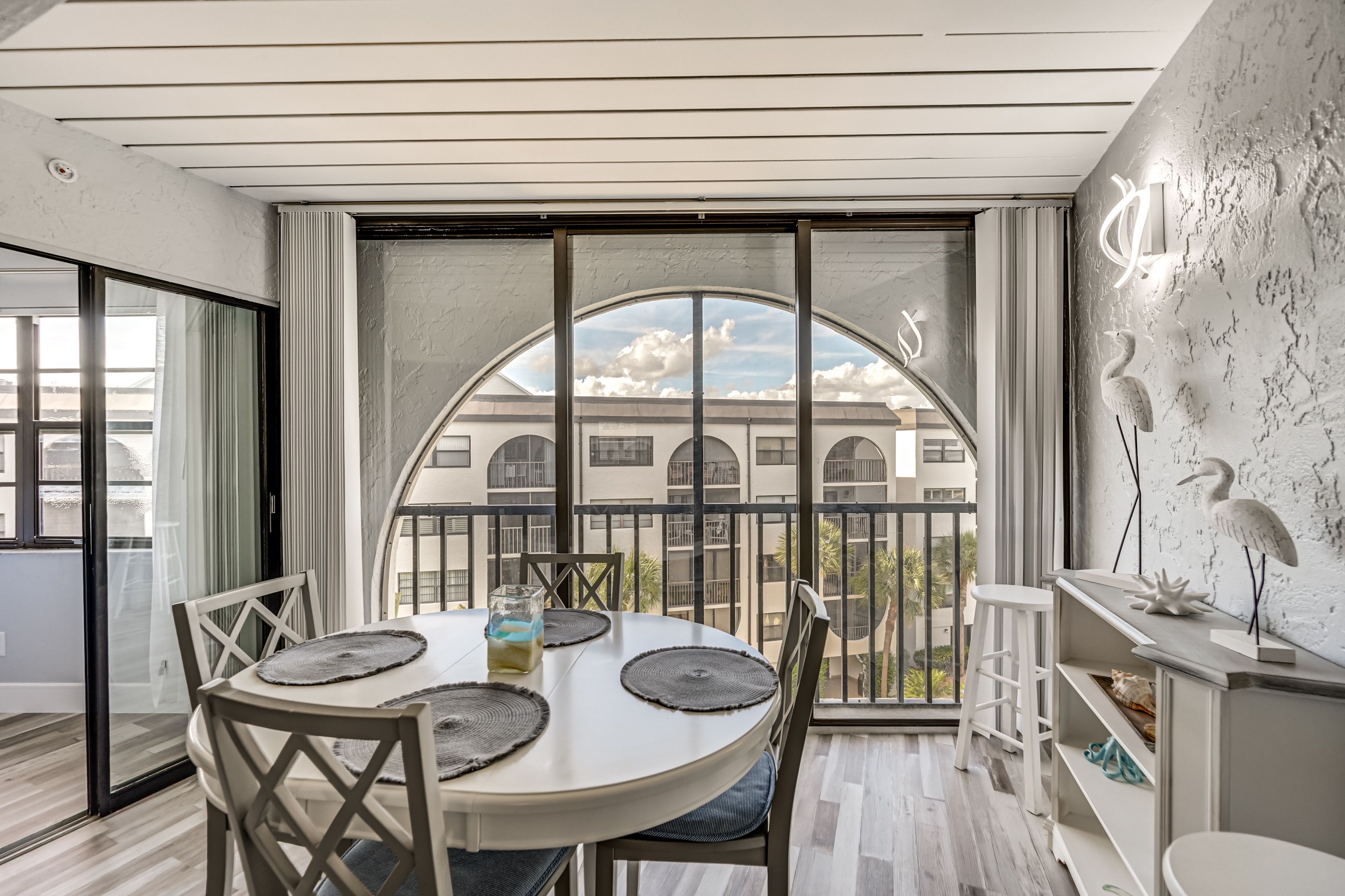 Dining Table | Dishware/Flatware