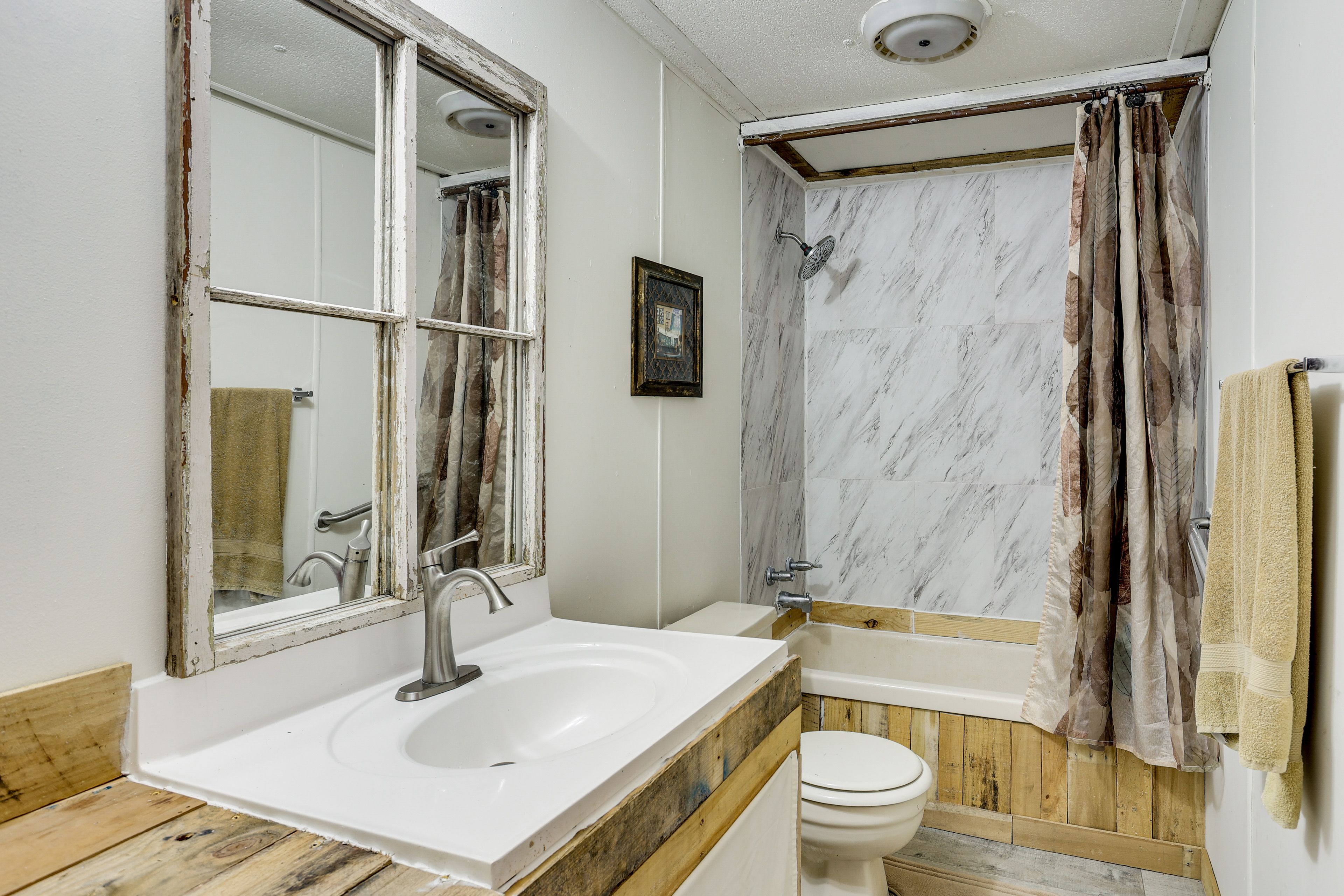 Full Bathroom | Complimentary Toiletries