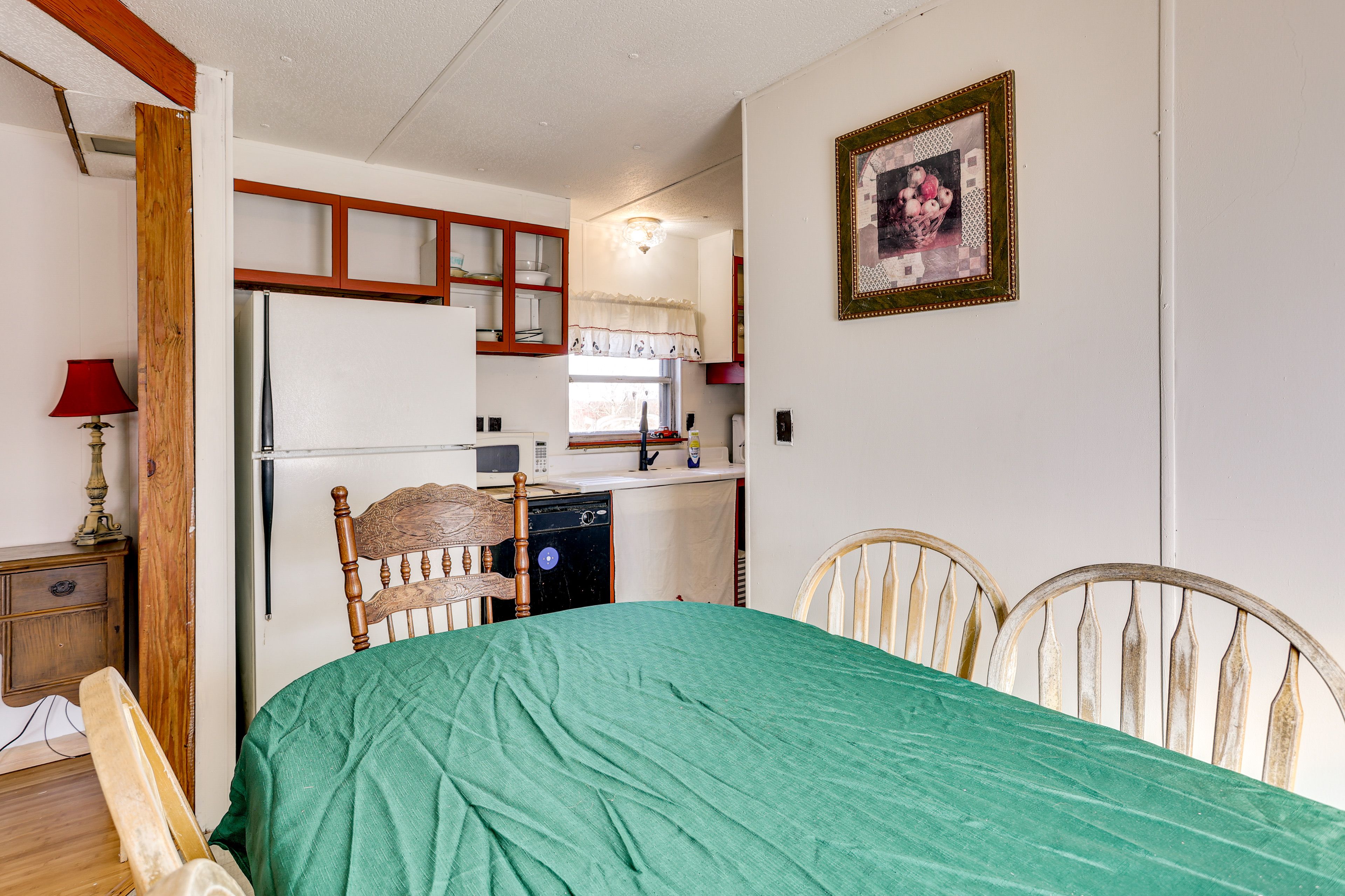 Dining Area & Kitchen