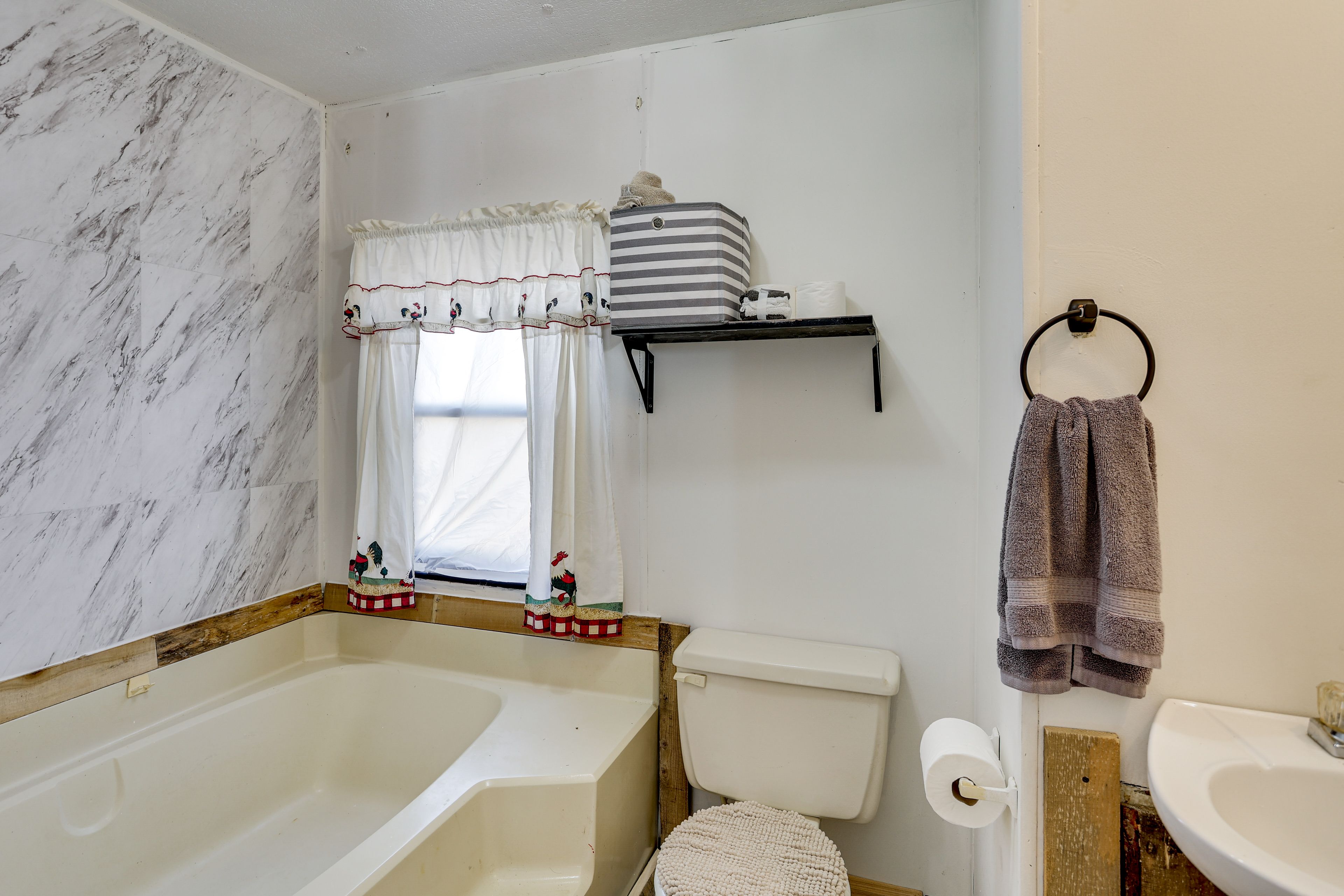 En-Suite Bathroom | Towels Provided
