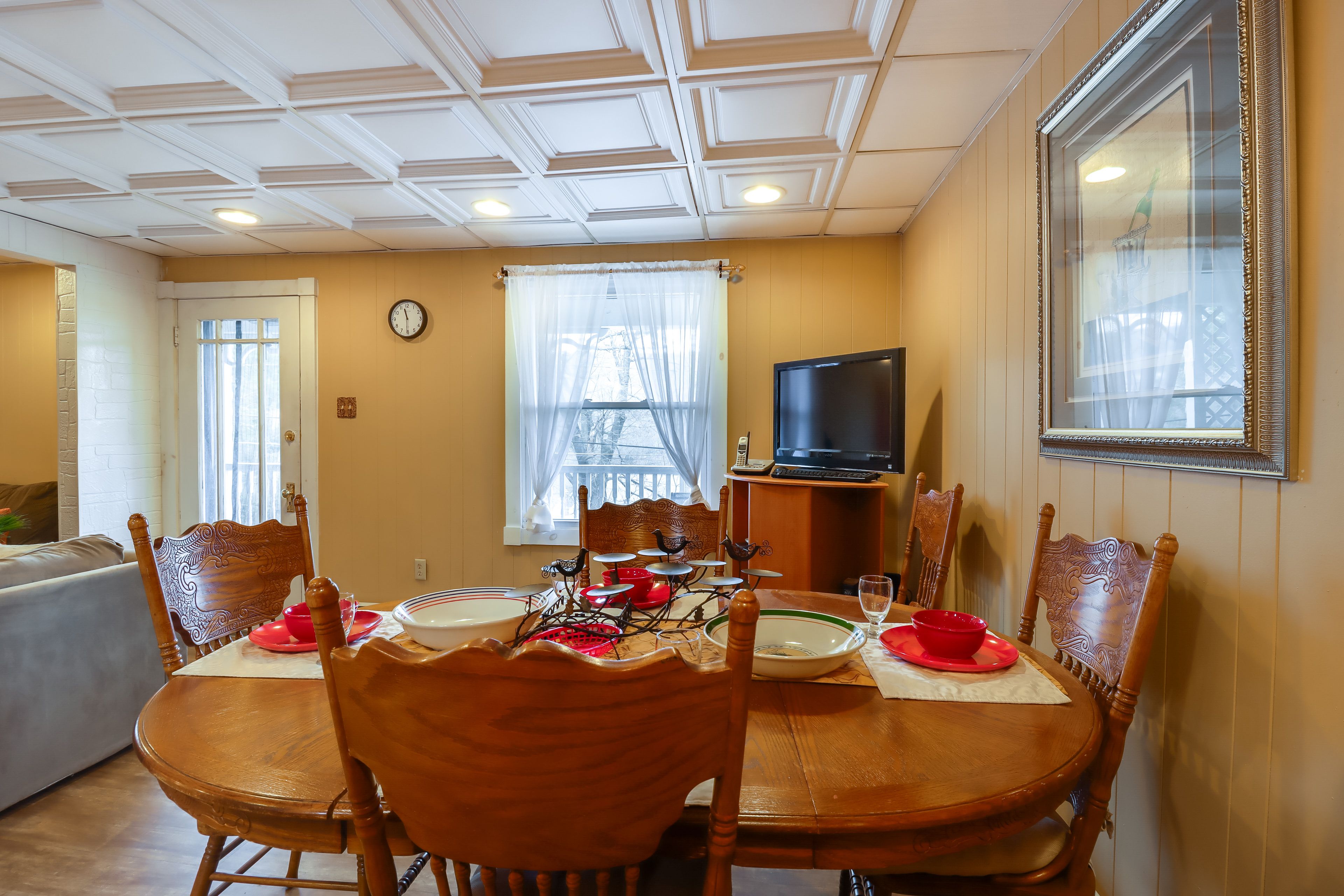 Dining Area | Dishware/Flatware Provided
