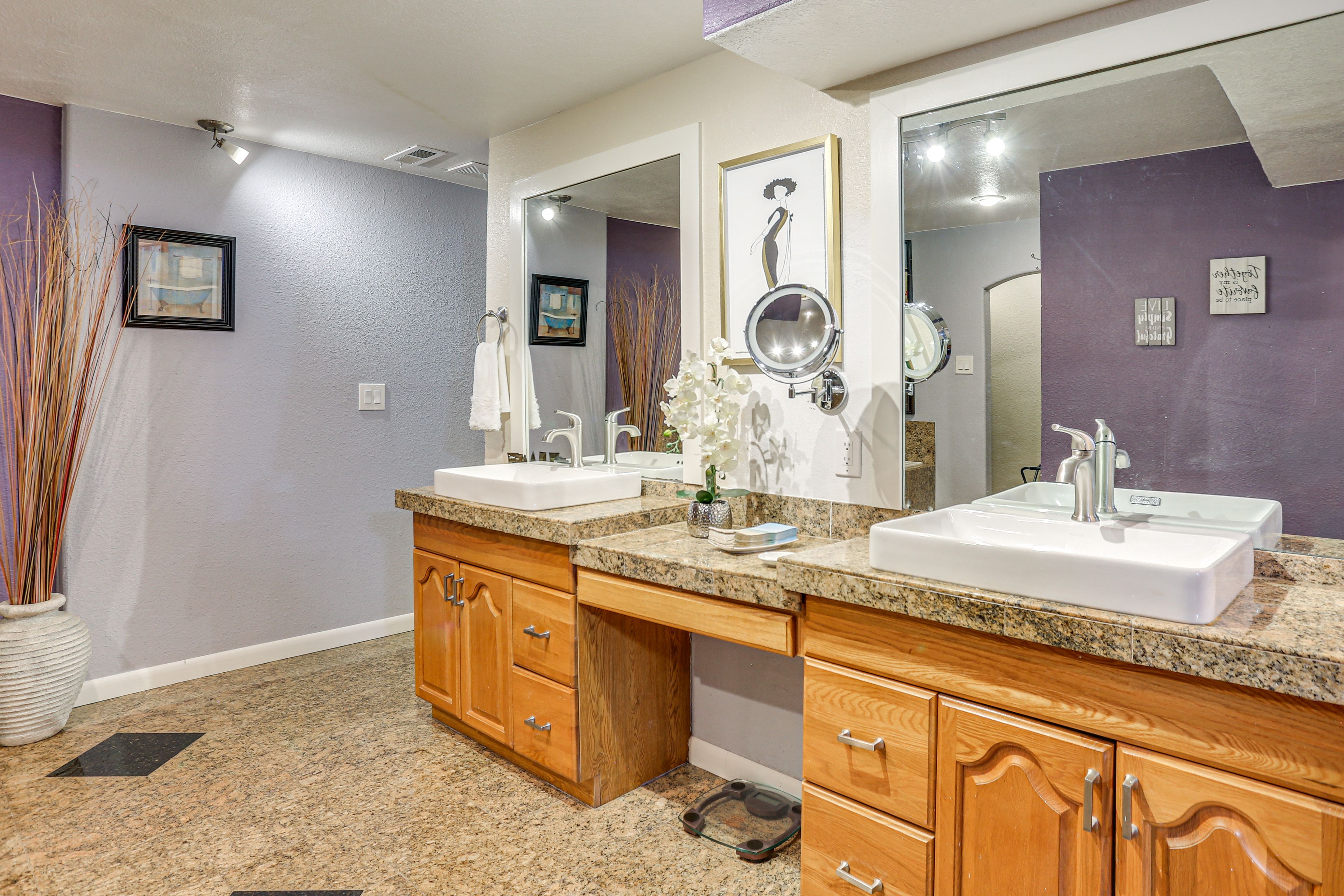 Full Bathroom | Towels Provided