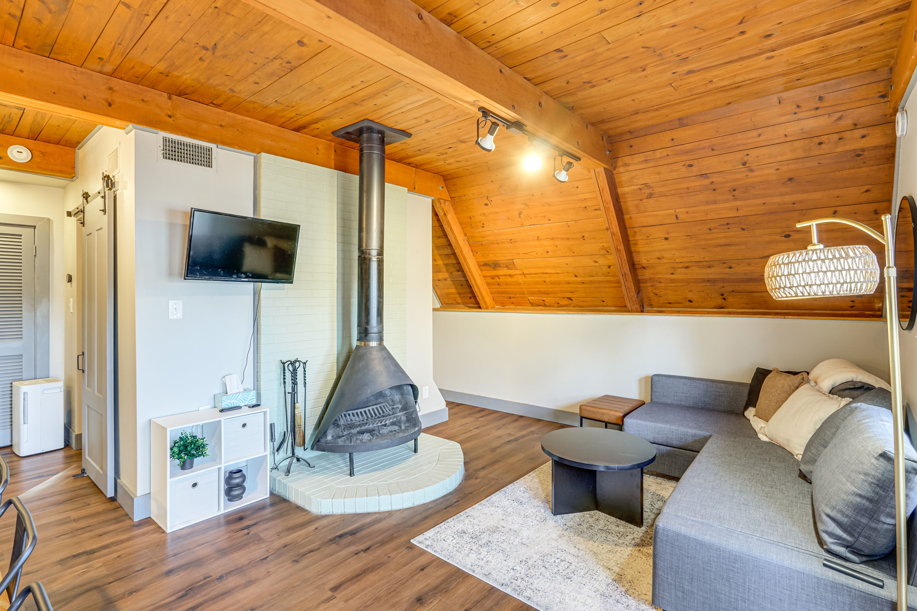 Living Room | Fireplace | Free WiFi