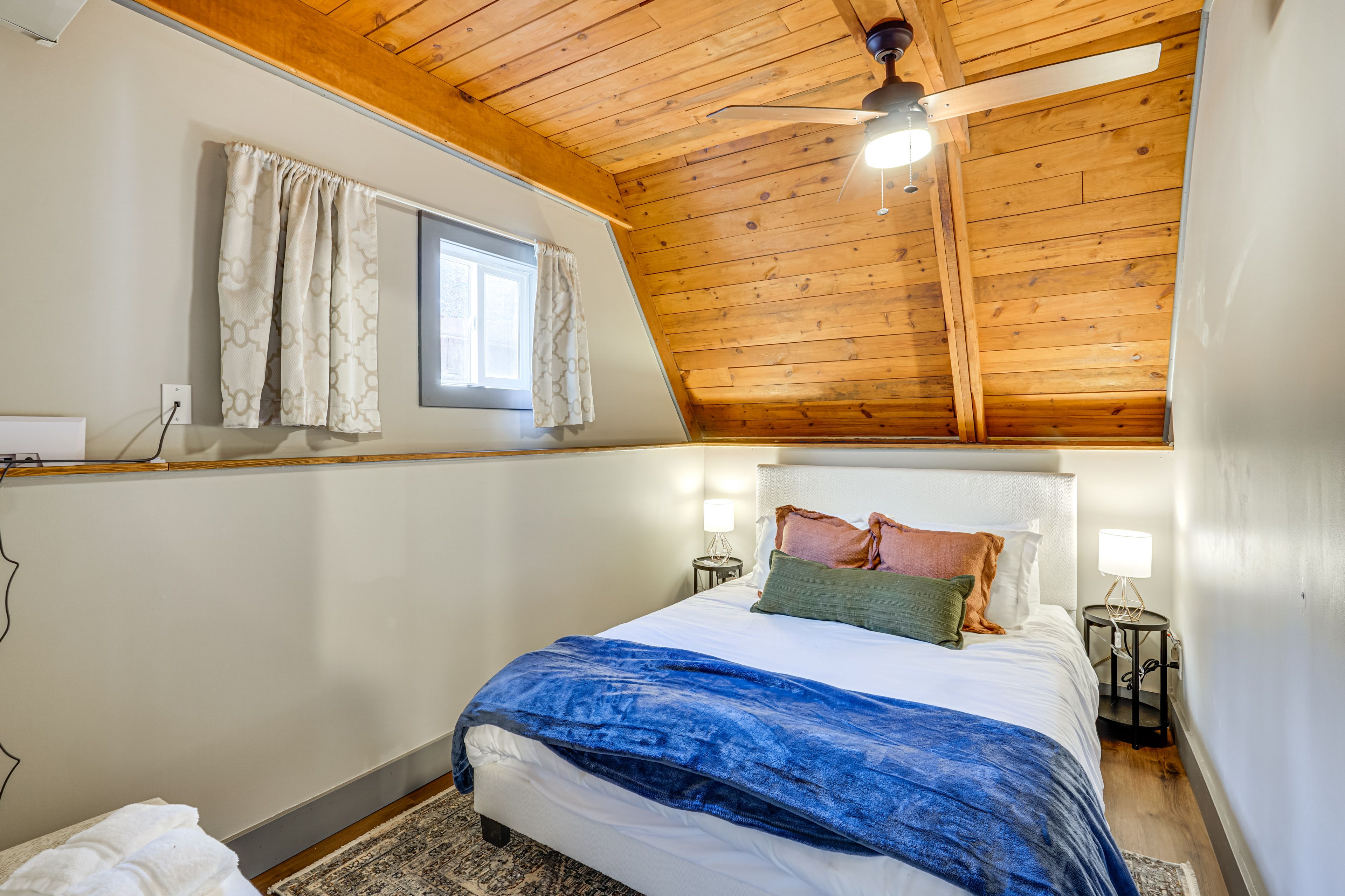 Bedroom 1 | Queen Bed | 1st Floor