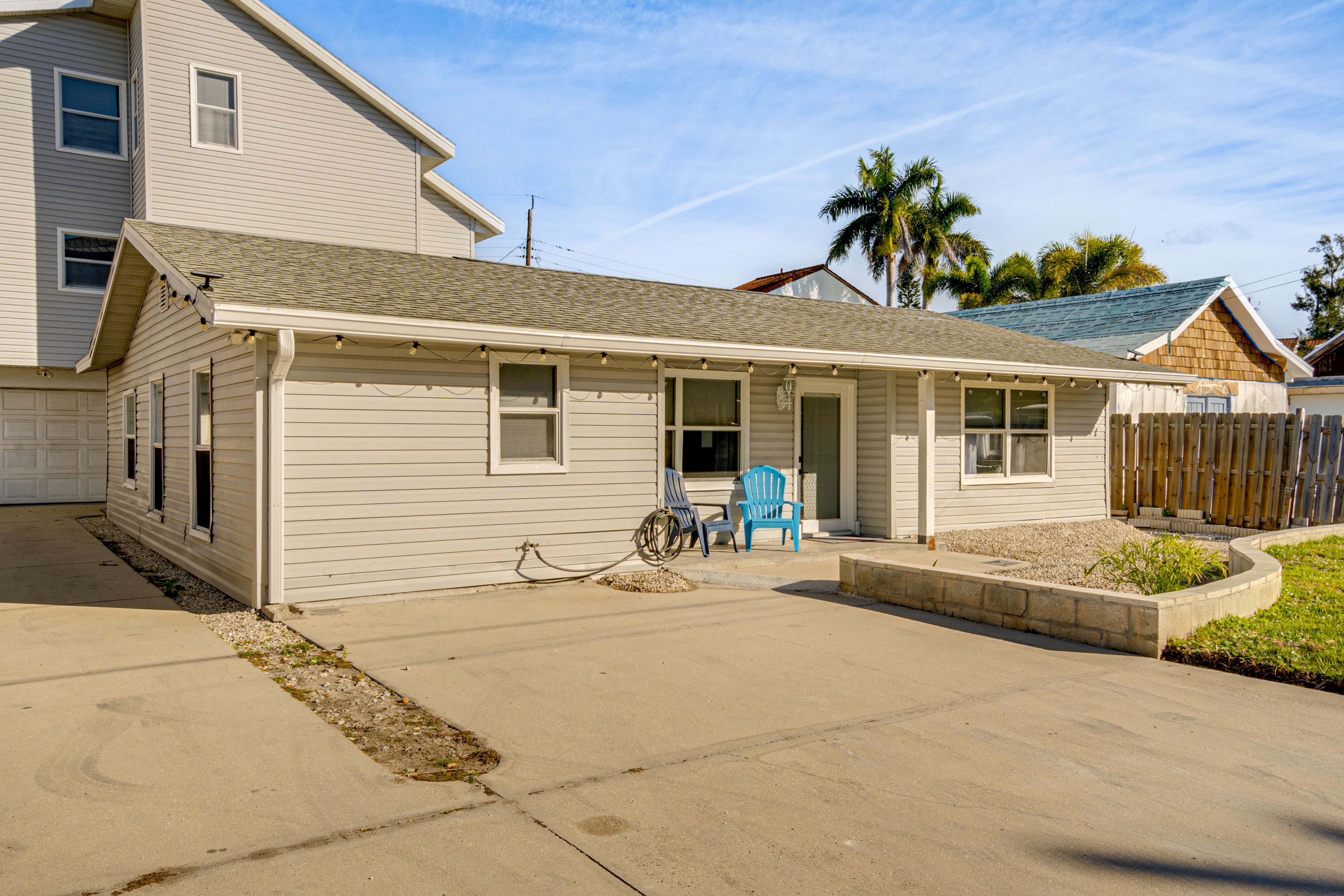 Exterior | Parking | Driveway (2 Vehicles) | Free Street