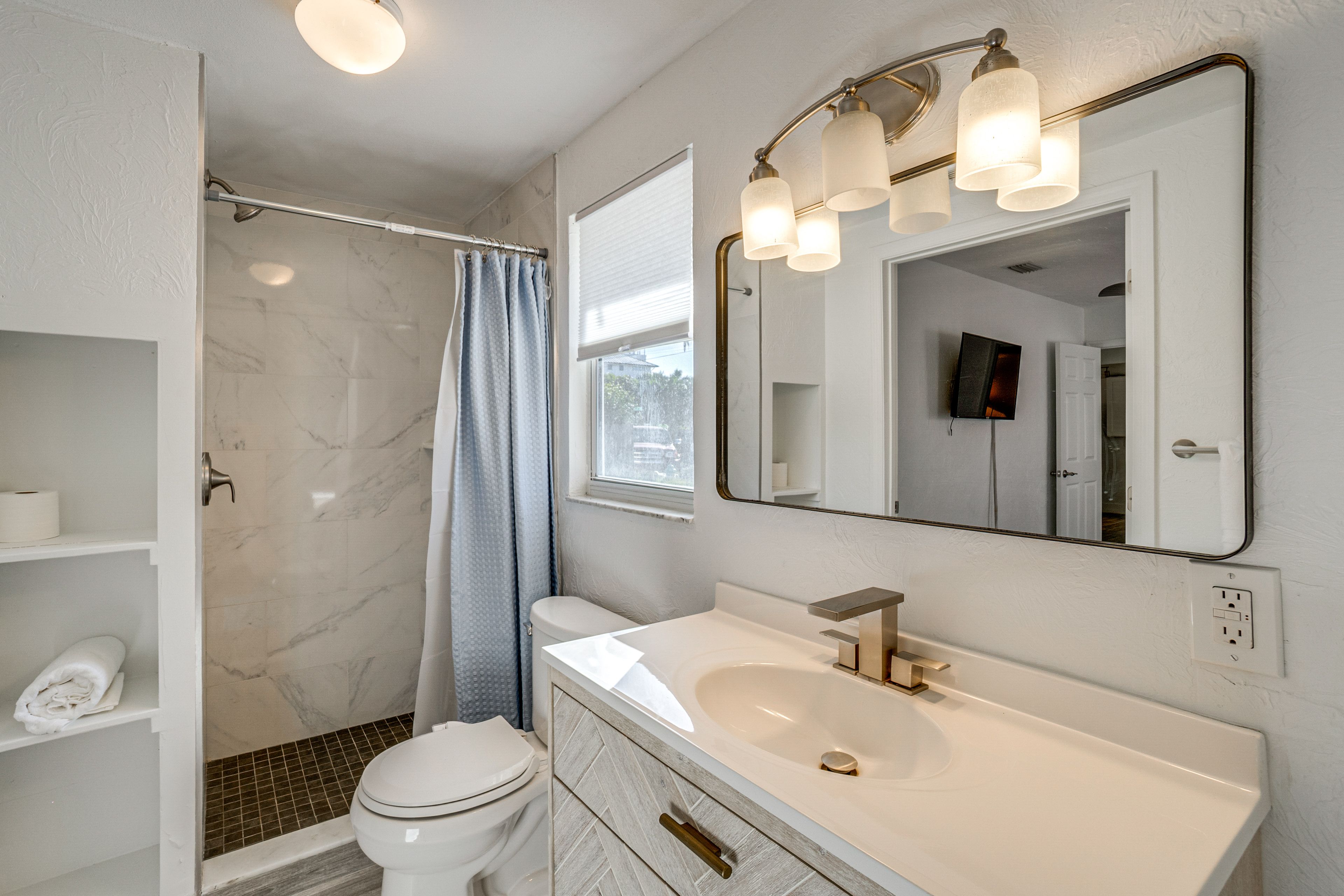 Full Bathroom | Towels Provided