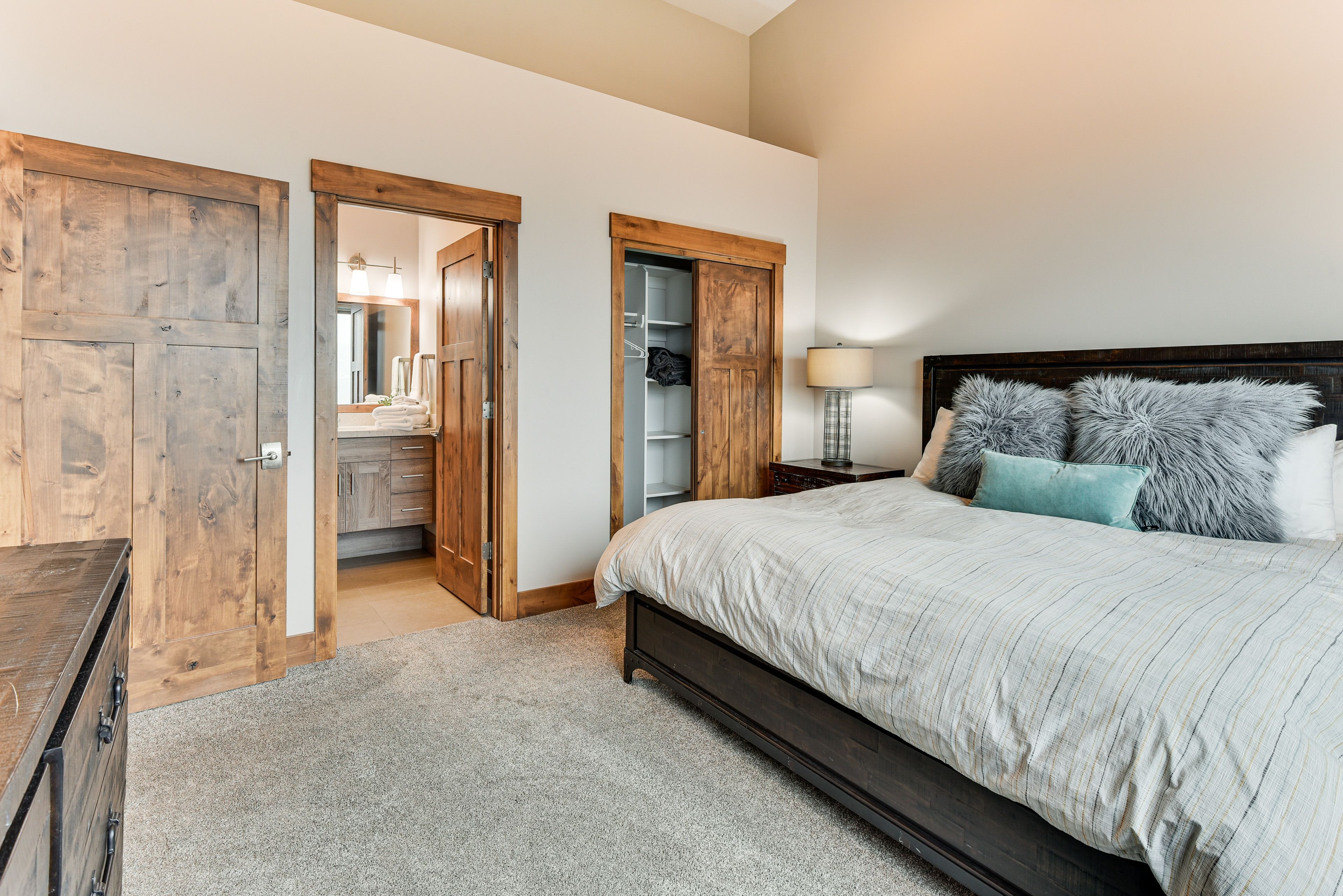 Bedroom 1 | King Bed | 1st Floor