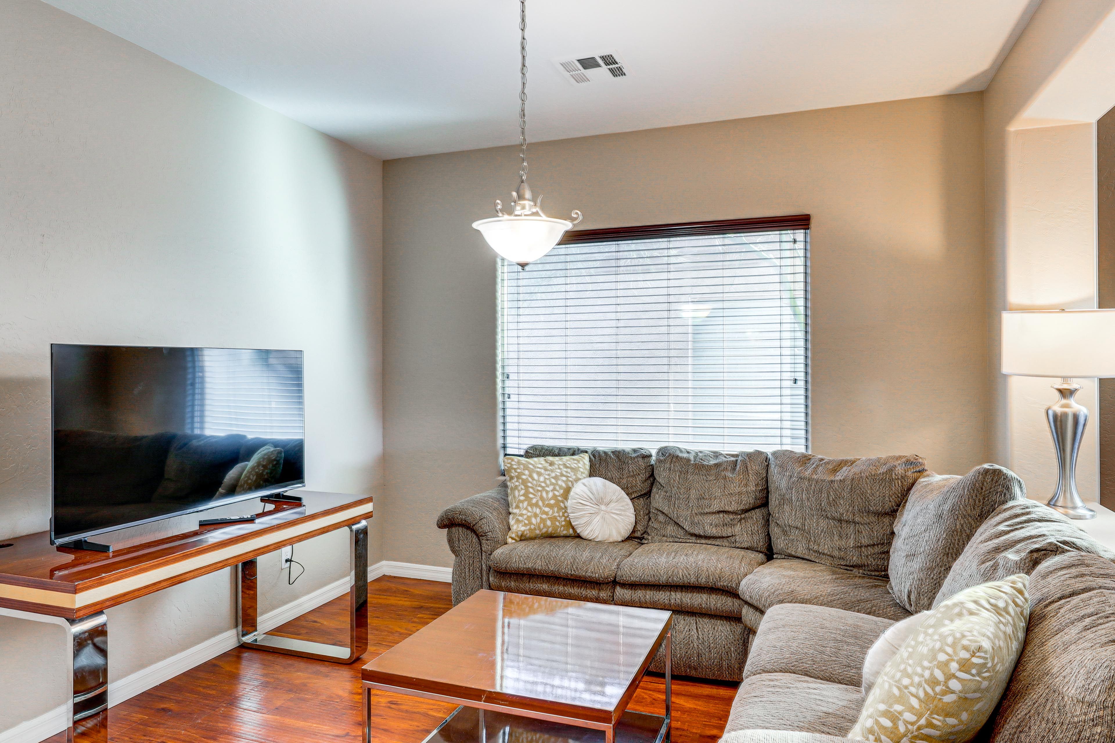 Living Room | Smart TV | Central Air Conditioning/Heat