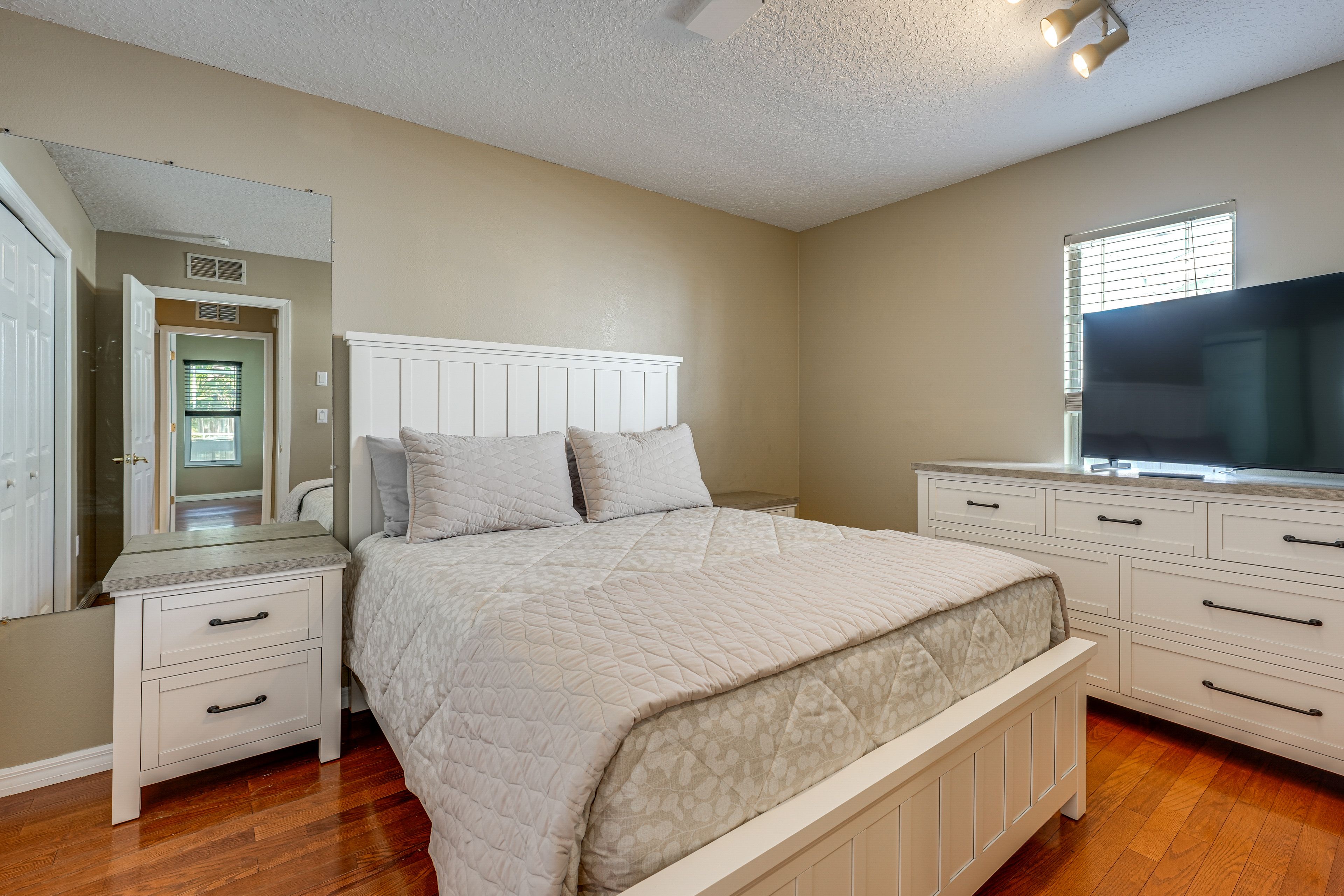 Bedroom 3 | Queen Bed