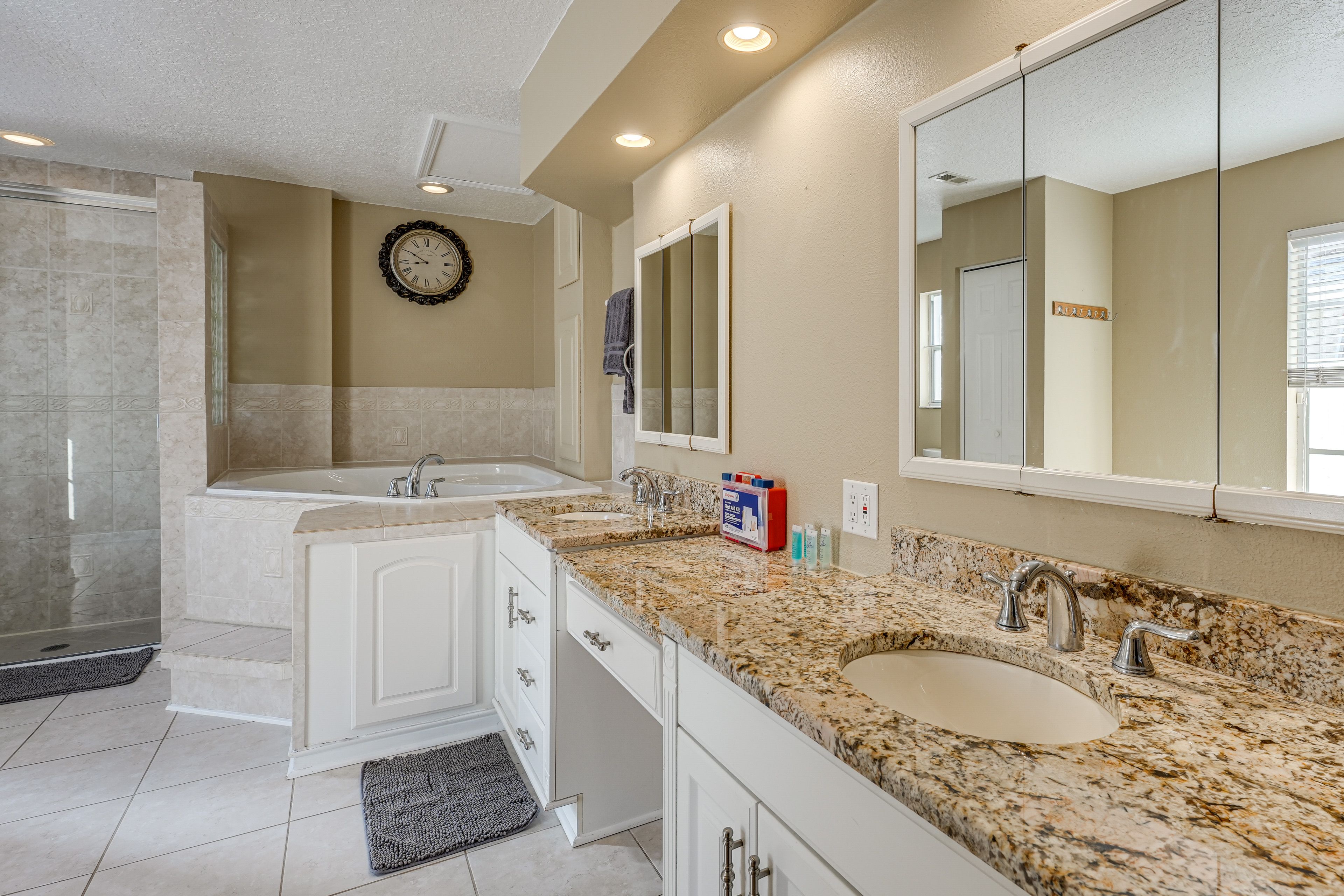 Full Bathroom | Complimentary Toiletries | Towels Provided