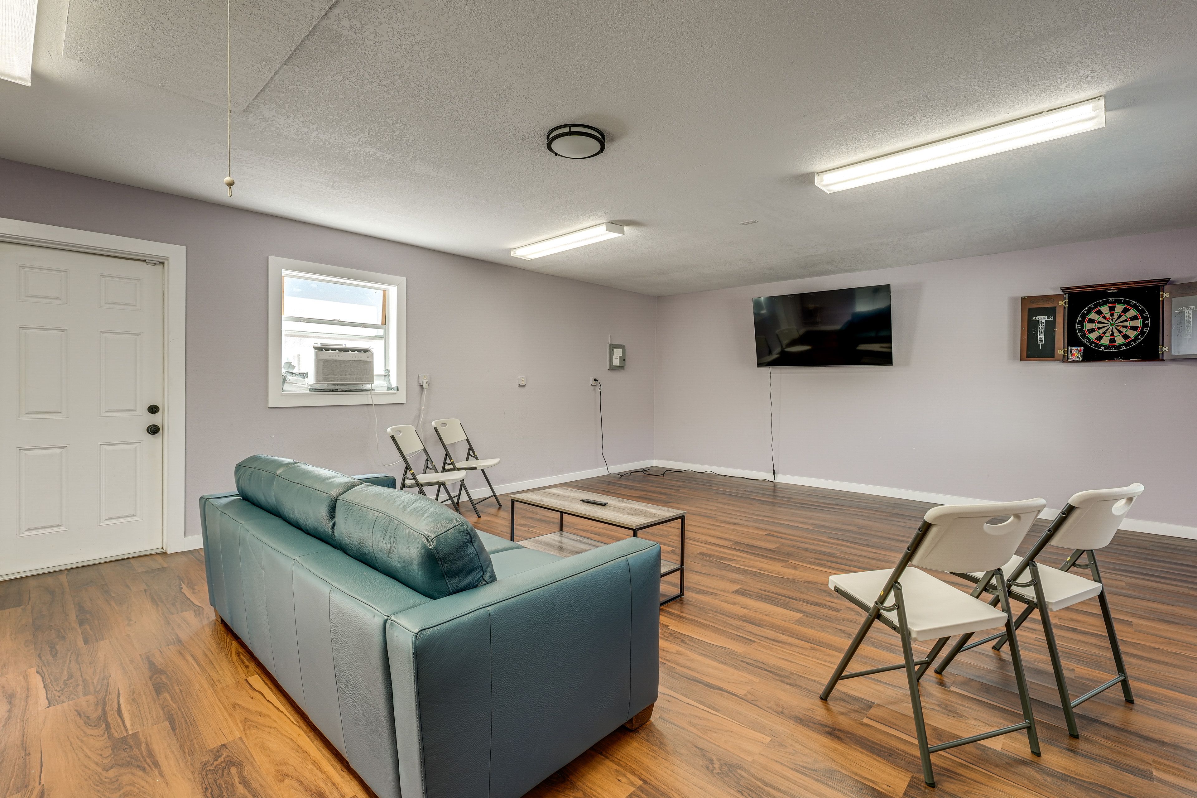 Living Room | Free WiFi | Central Heating & Air Conditioning | Flat-Screen TV