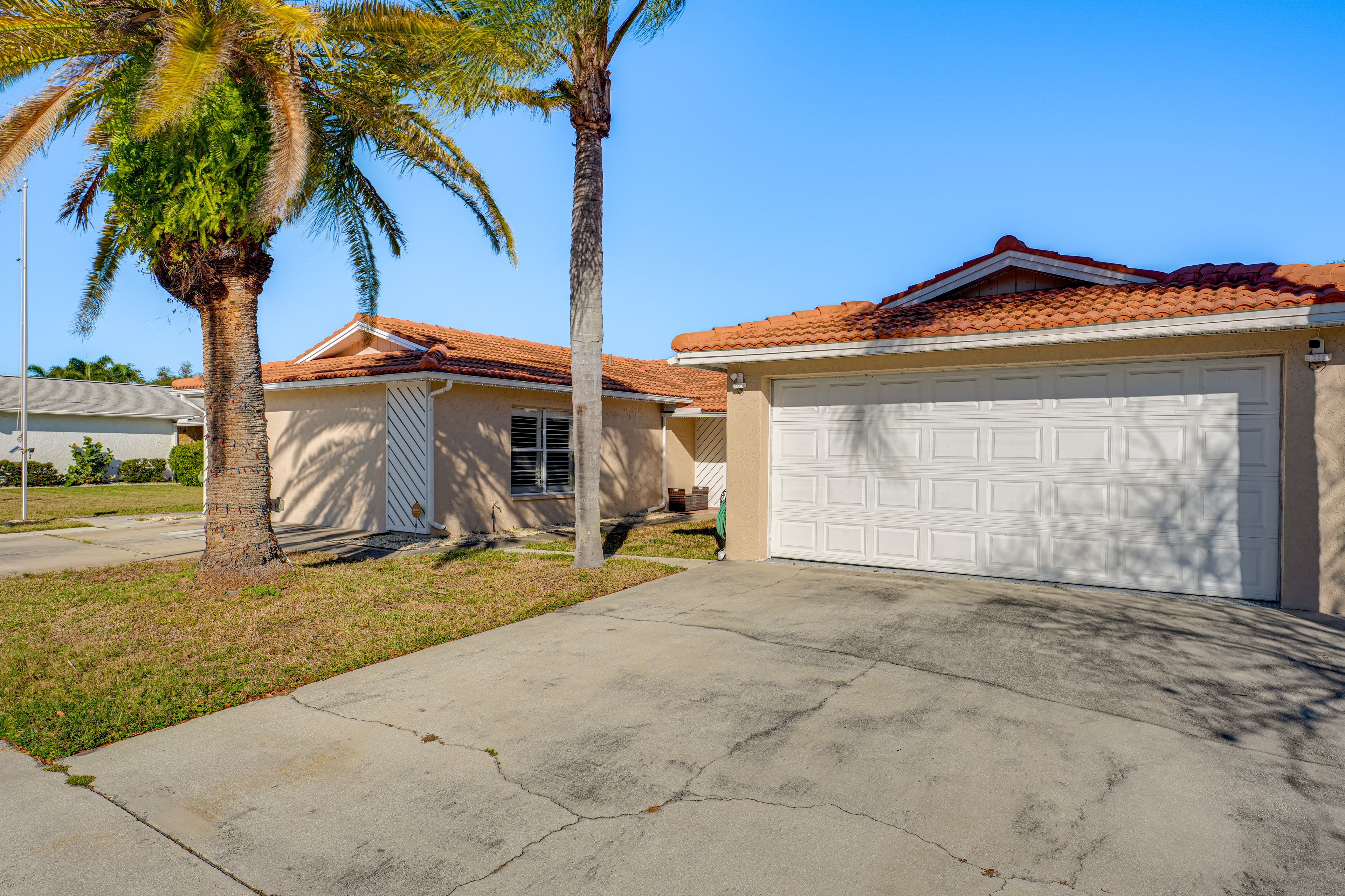 Parking | Driveway (4 Vehicles)