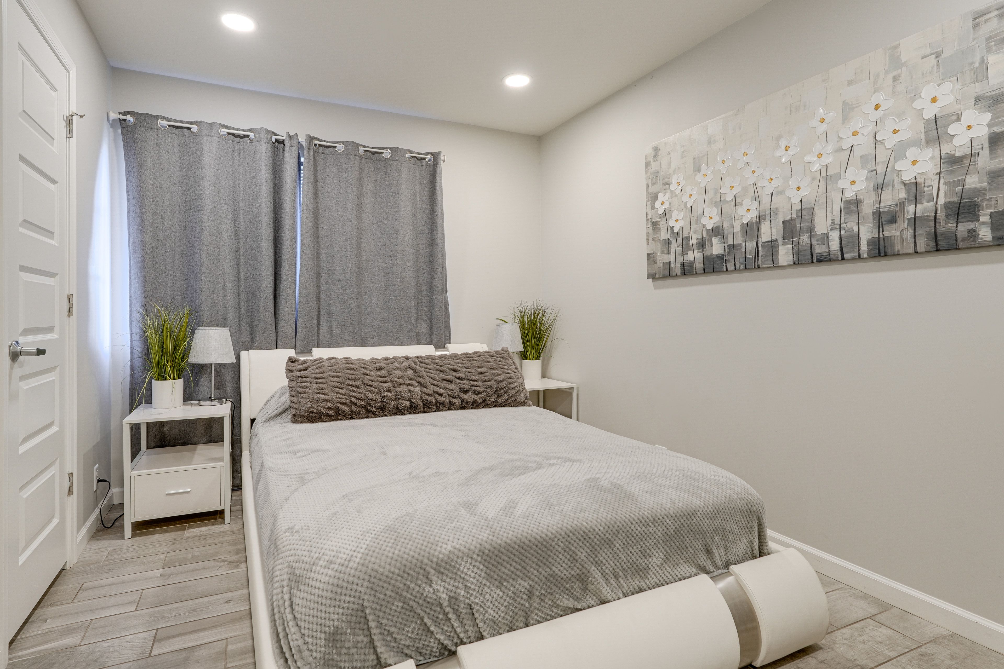 Bedroom 2 | Queen Bed | Office Desk