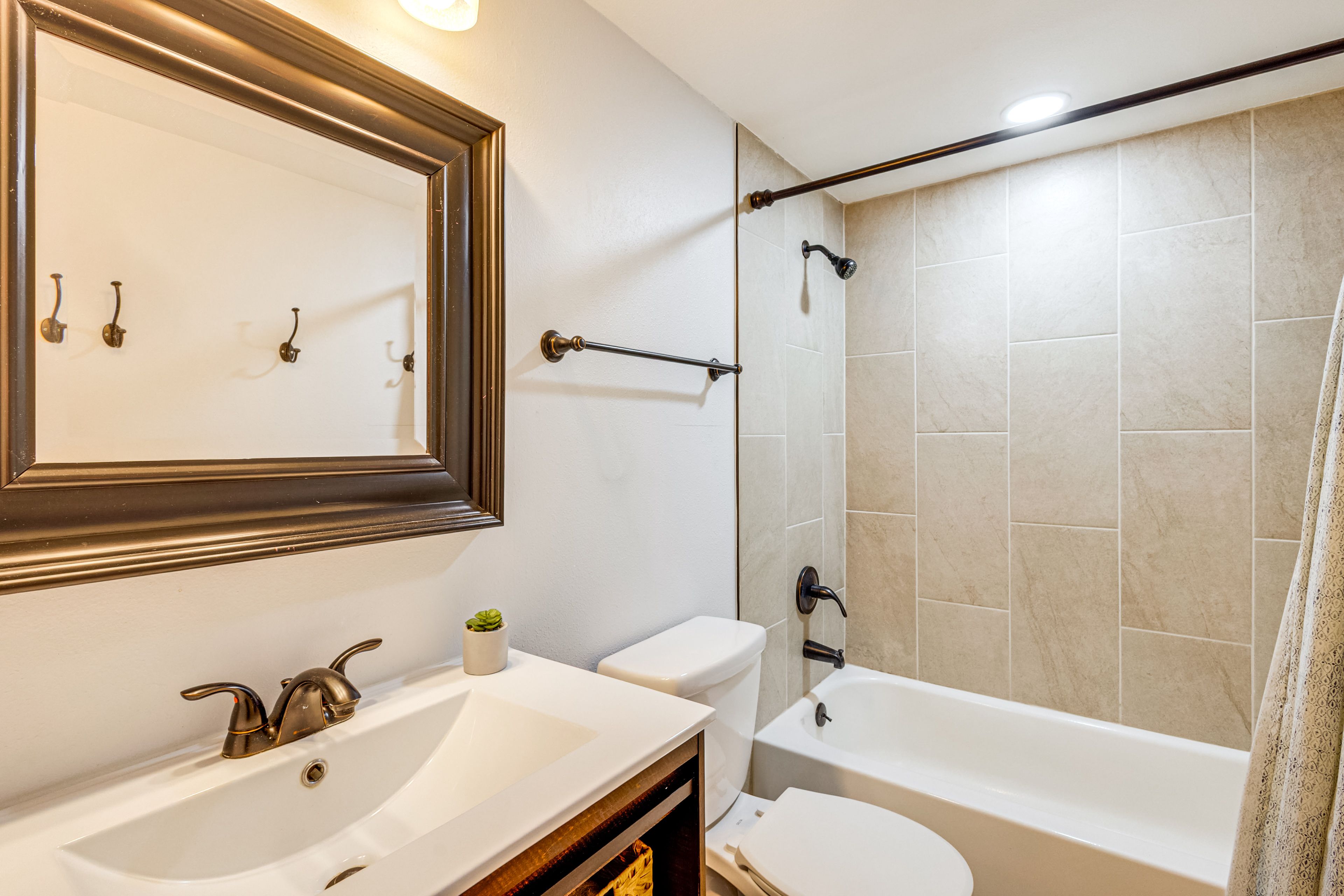 Full Bathroom | Complimentary Toiletries