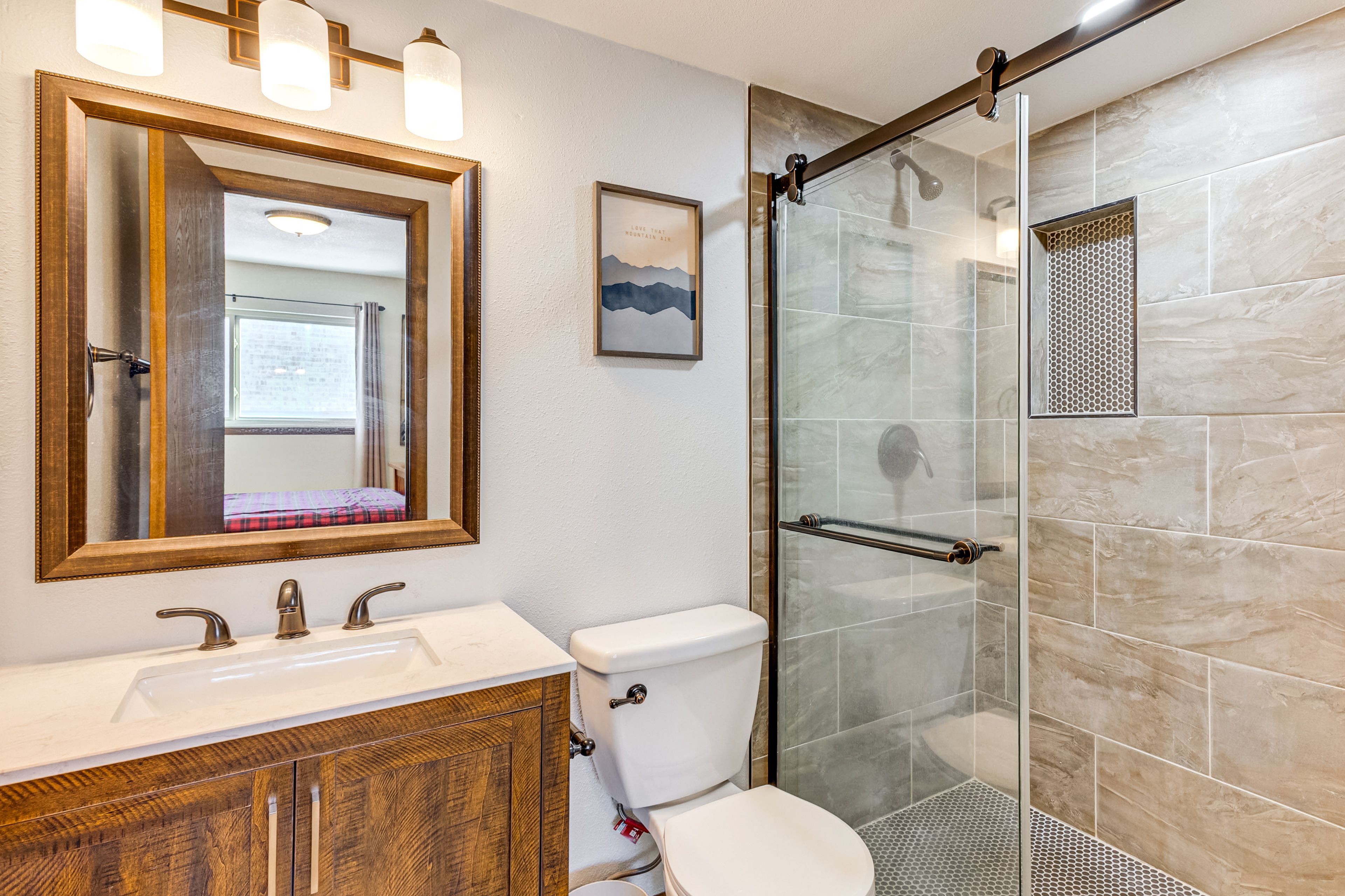 Full Bathroom | Towels Provided