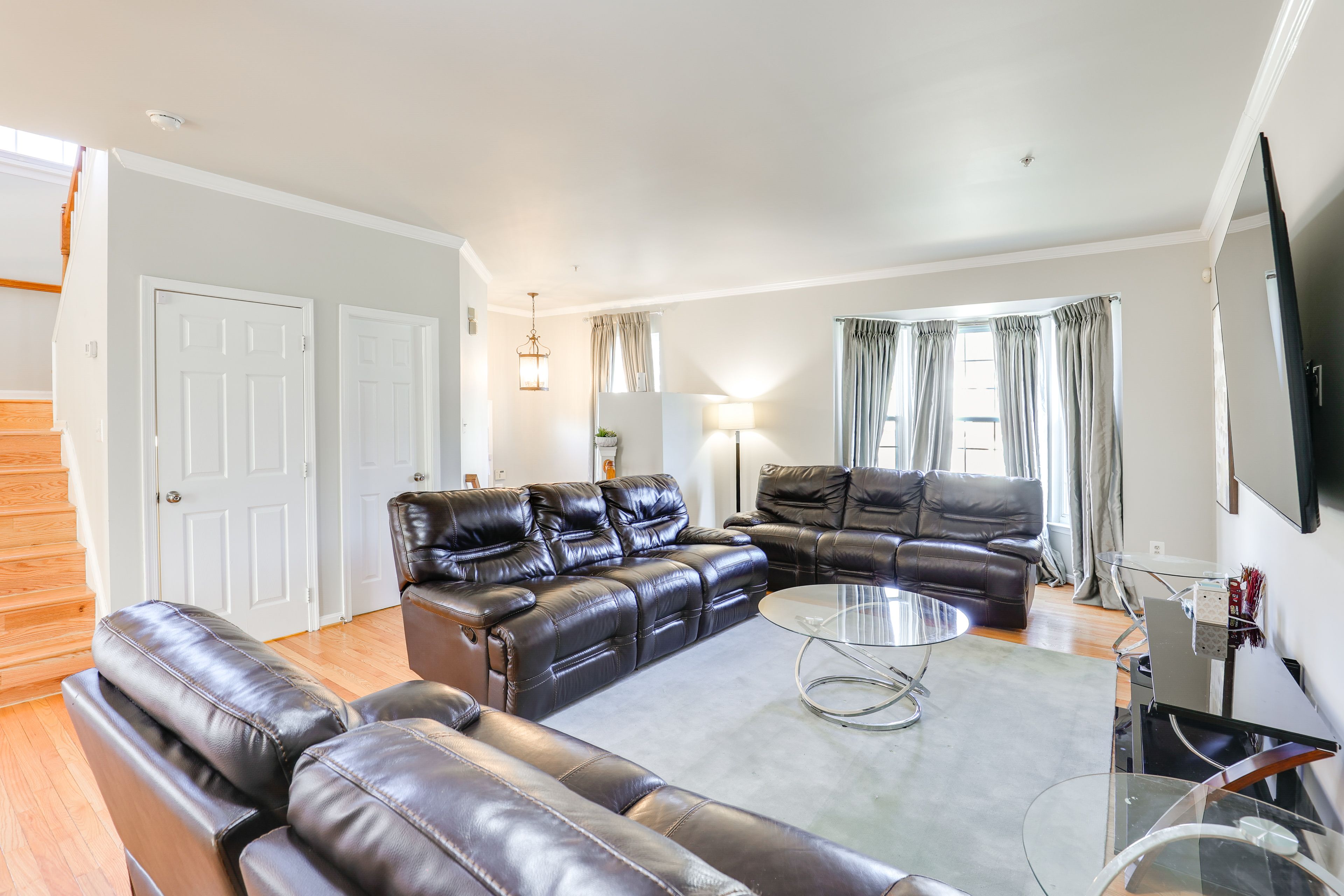 Living Room | 1st Floor | Smart TV