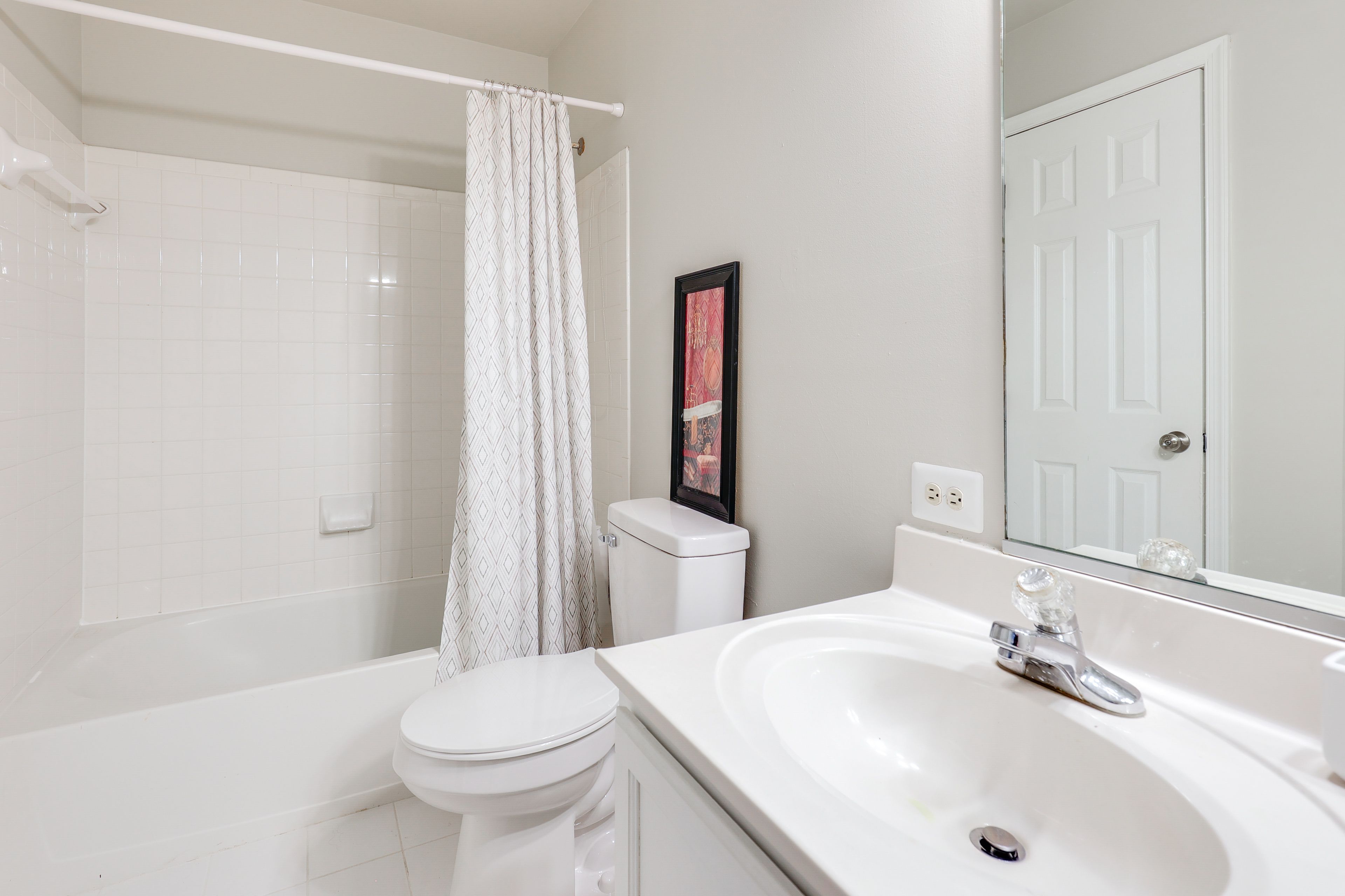 Full Bathroom | 2nd Floor | Complimentary Toiletries | Hair Dryer