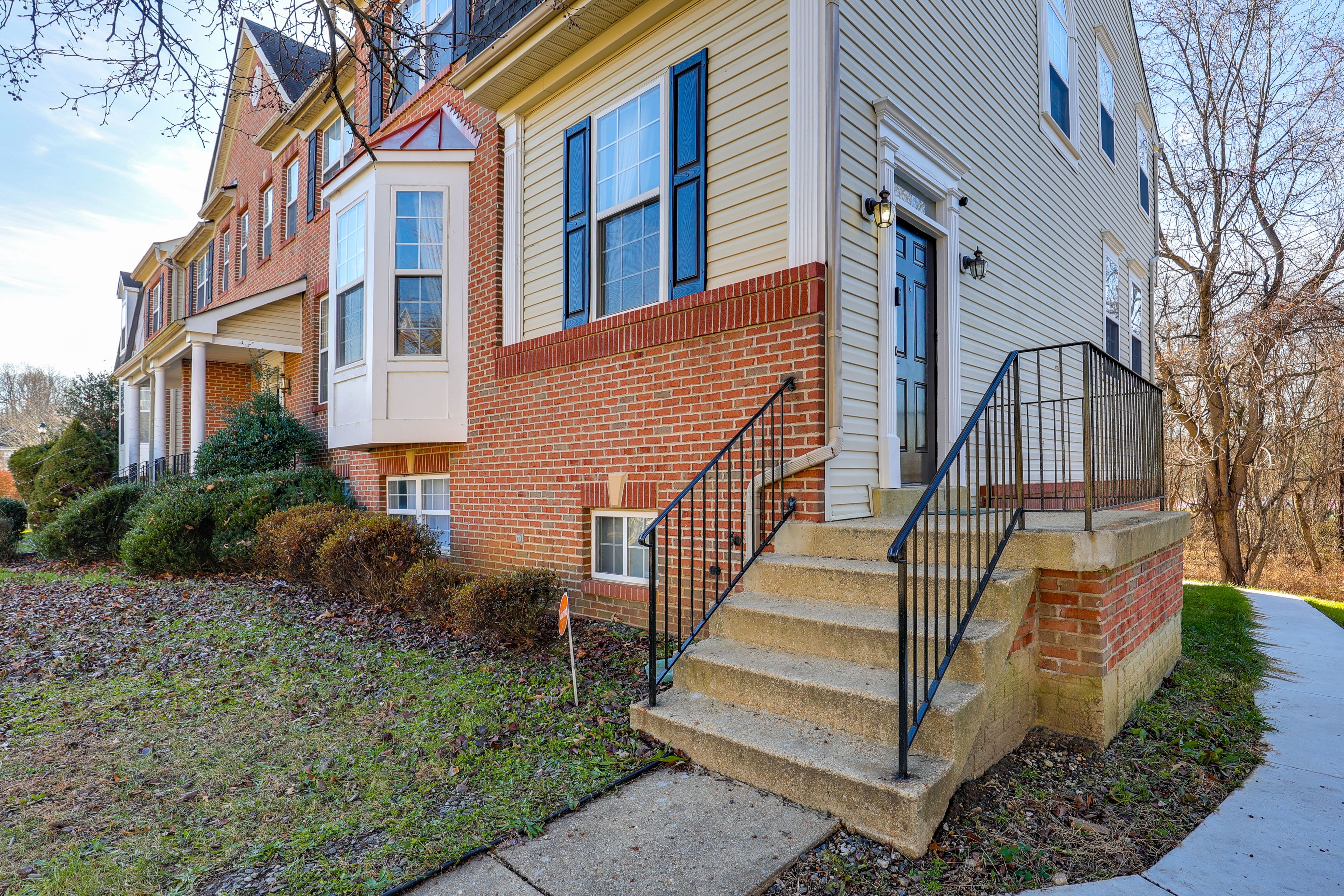 2-Story Townhome | 7 Mi to Northwest Stadium