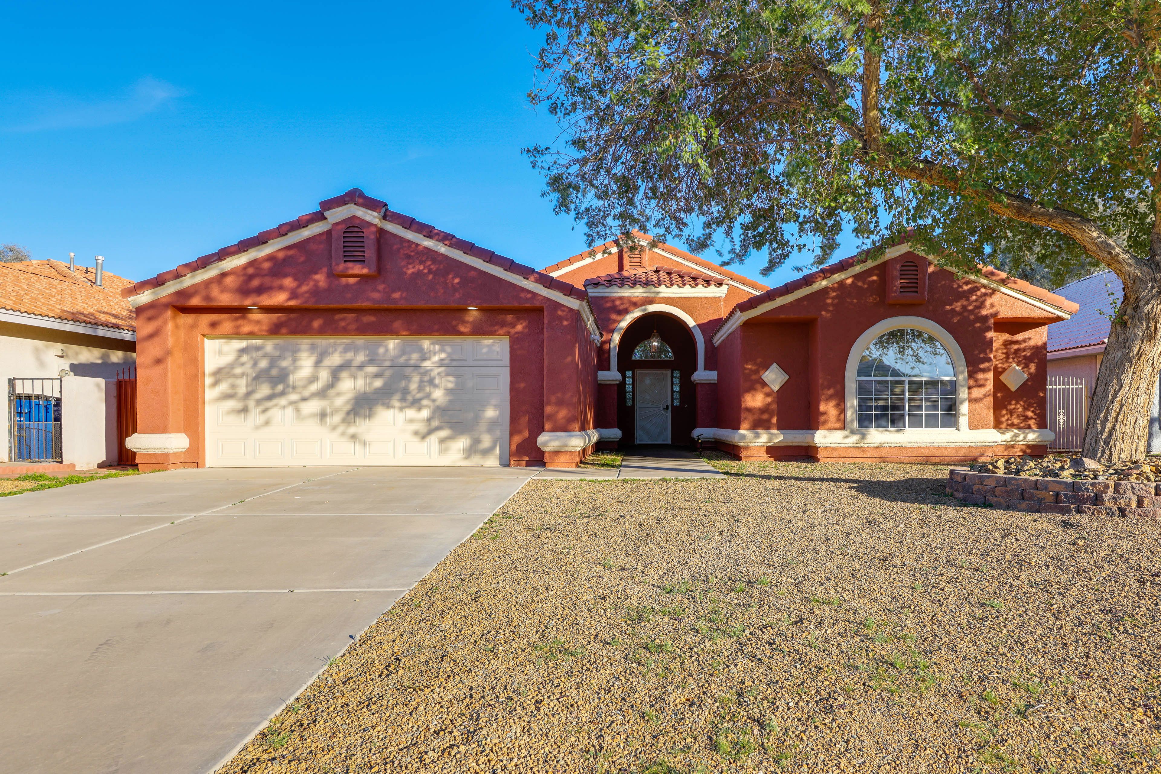 Exterior | Driveway (3 Vehicles)