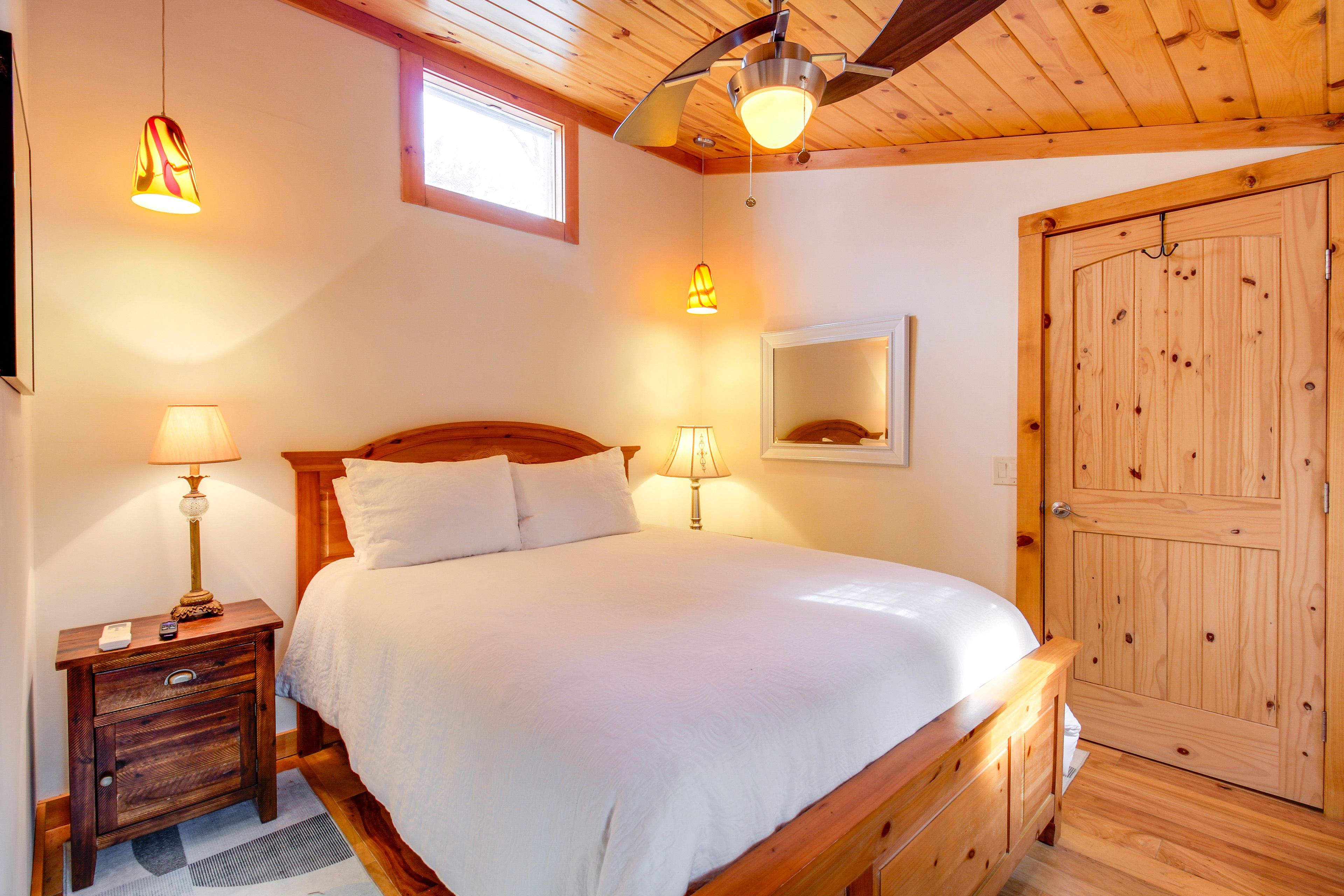 Bedroom 2 | Queen Bed | Smart TV