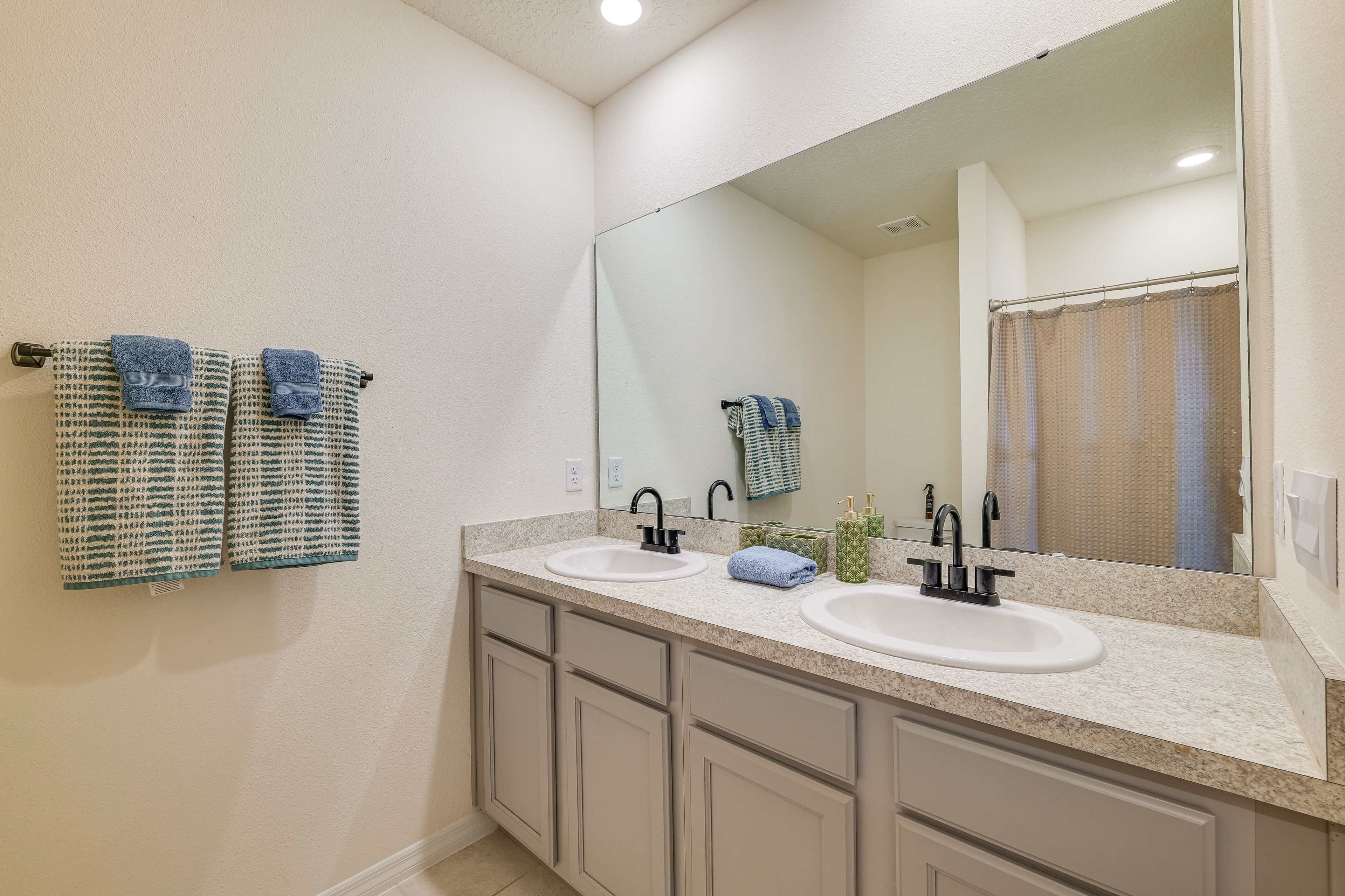 Full Bathroom | Complimentary Toiletries | Towels Provided