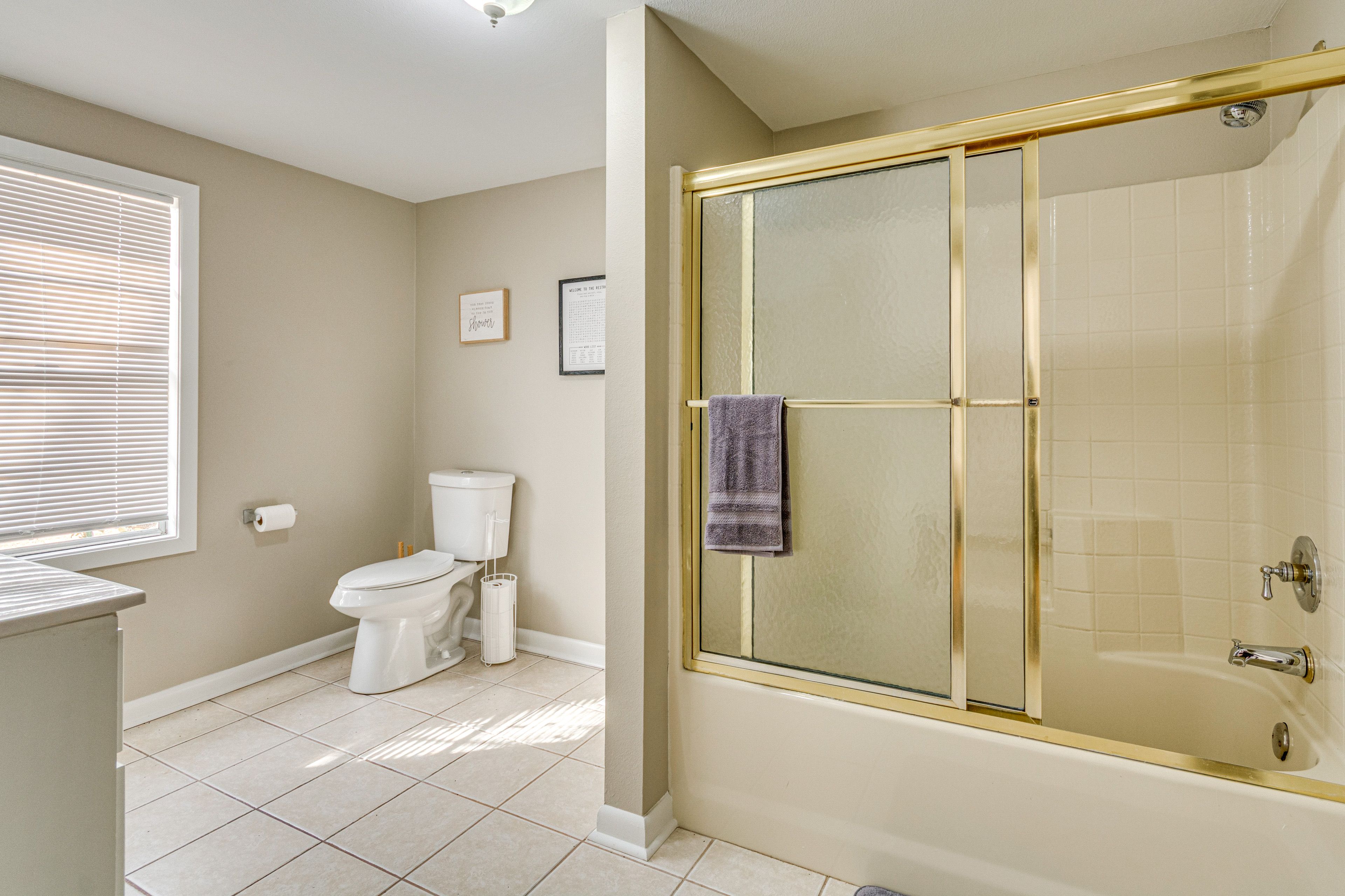 Full Bathroom | Towels Provided