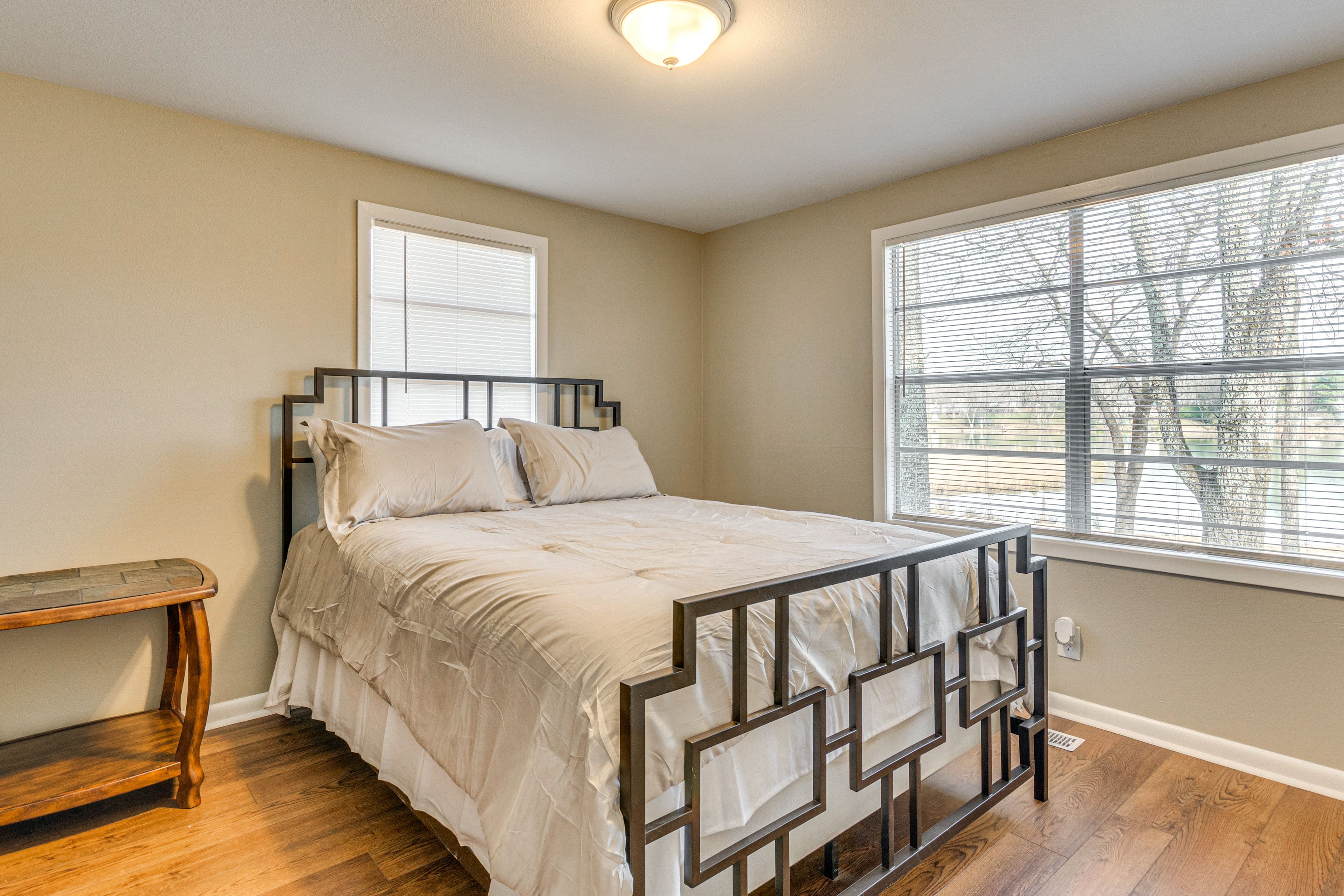 Bedroom 1 | Queen Bed