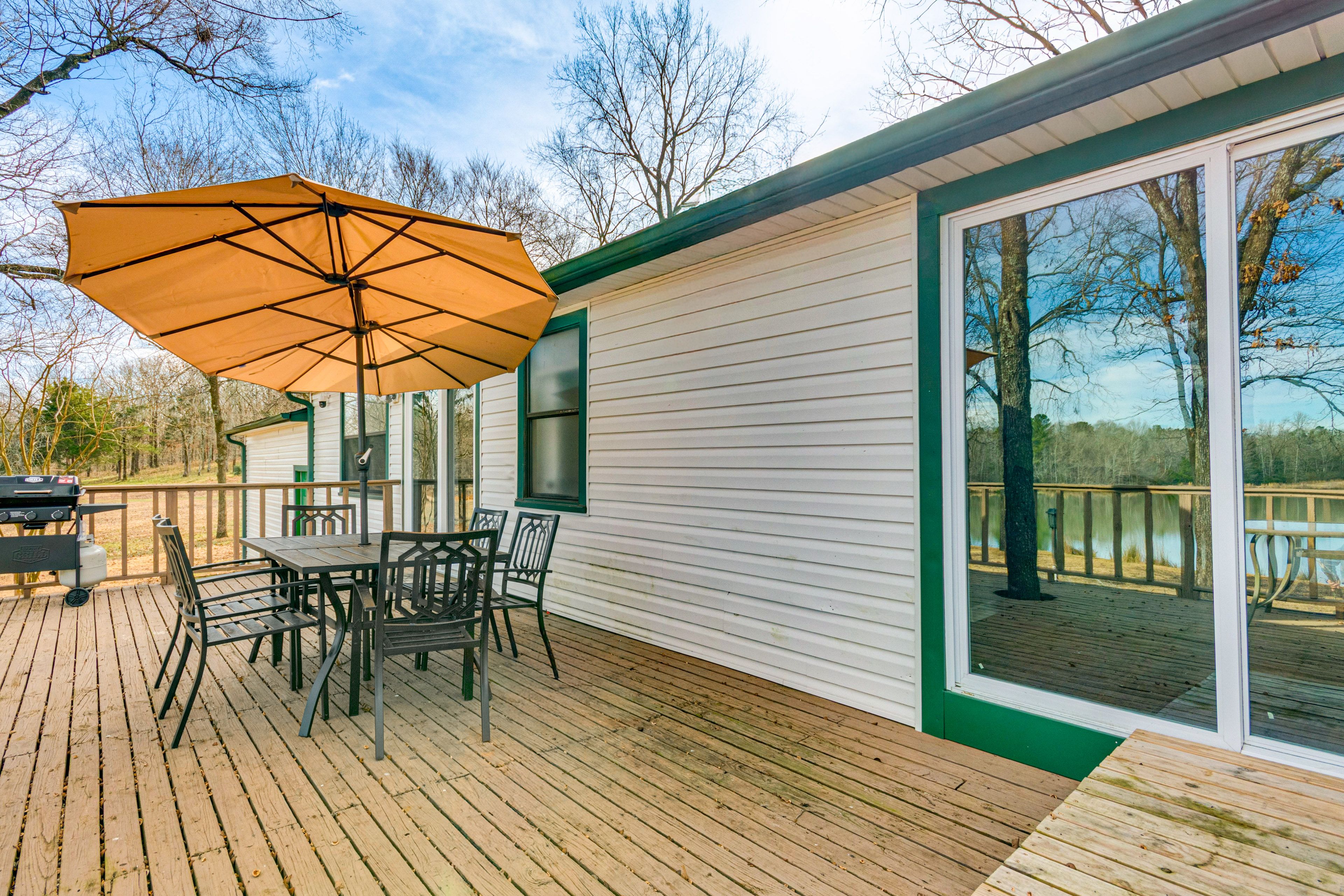 Deck w/ Dining Table | Gas Grill