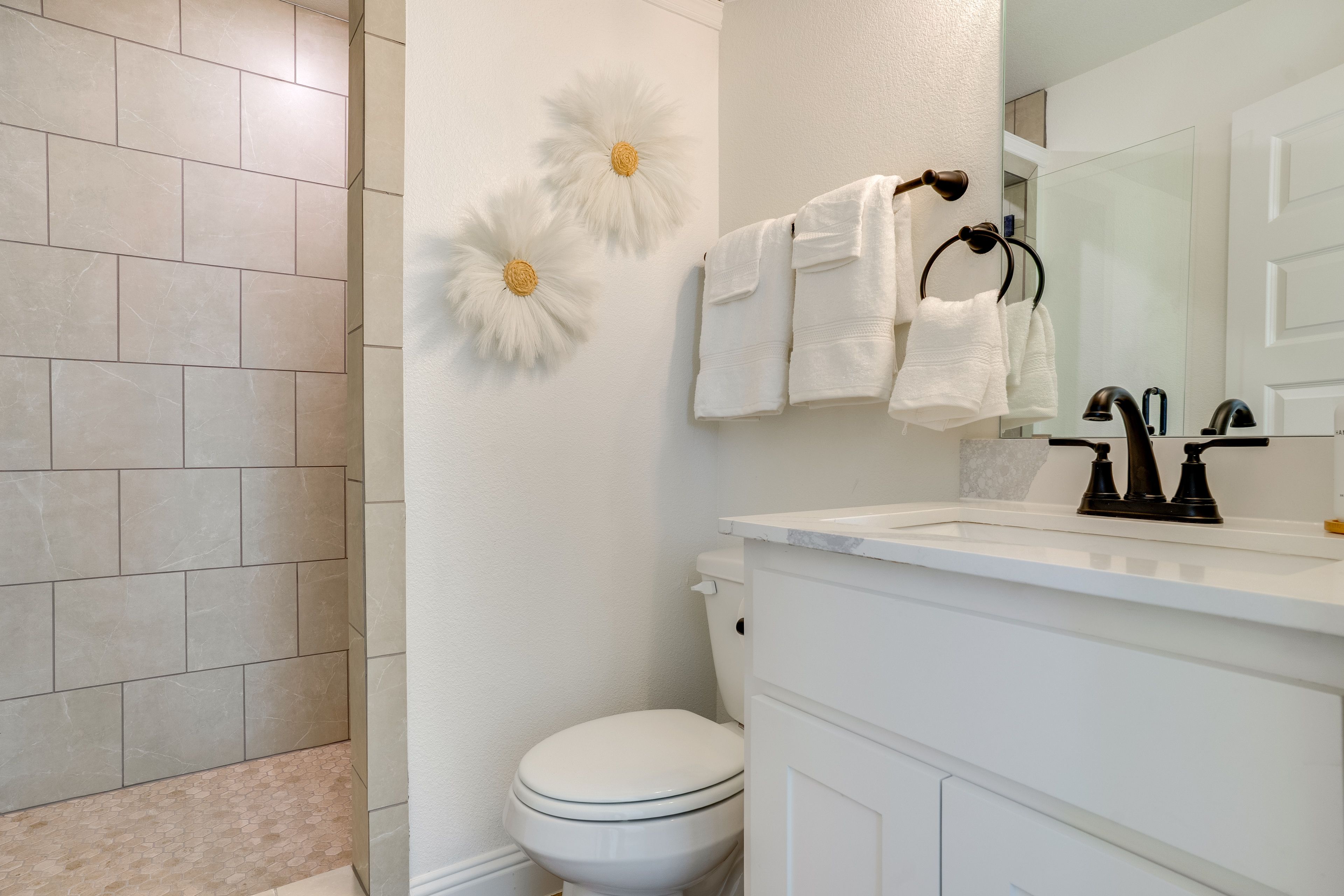 Full Bathroom | Towels Provided