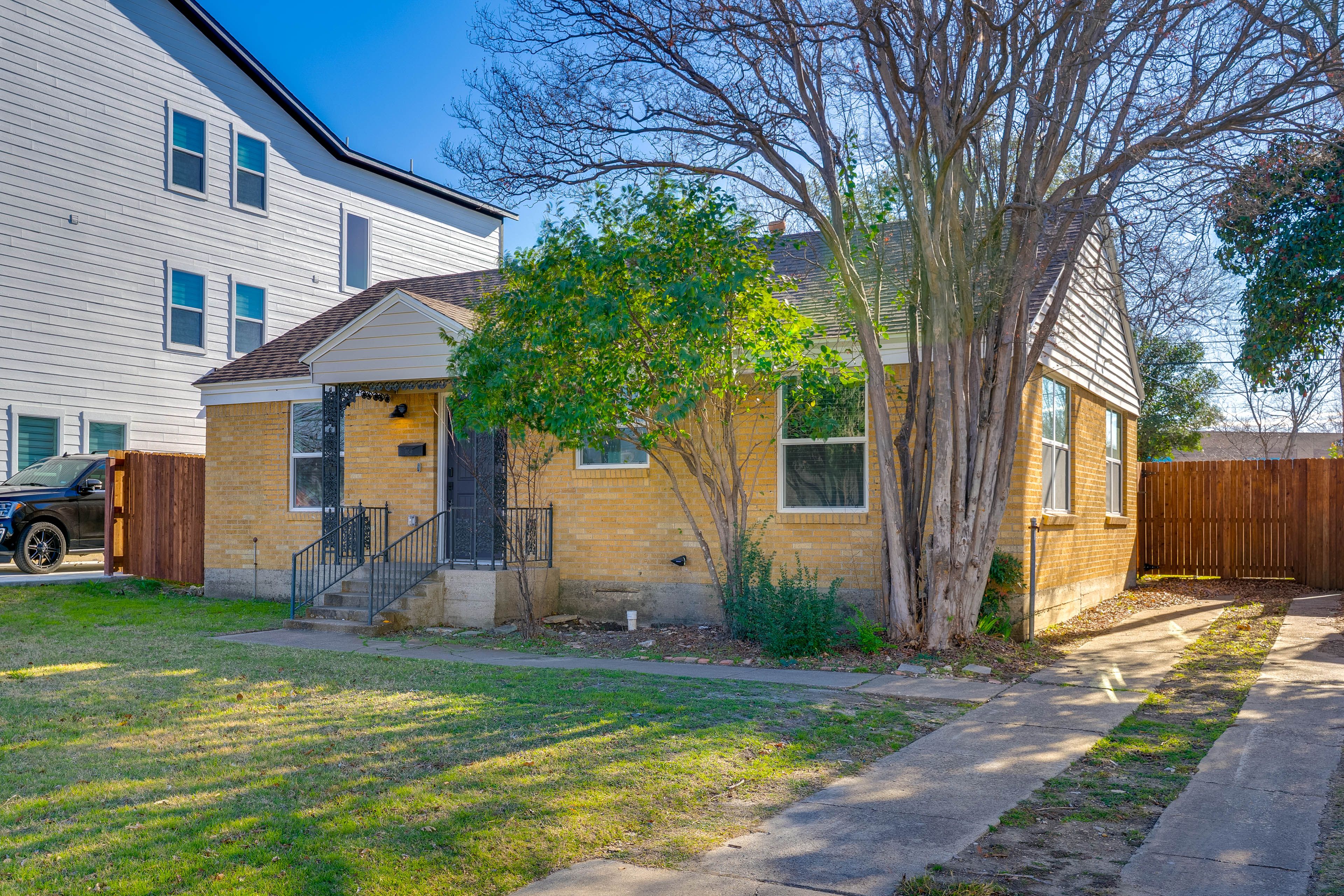 Front Exterior | Parking | Driveway (2 Vehicles) | Free Street