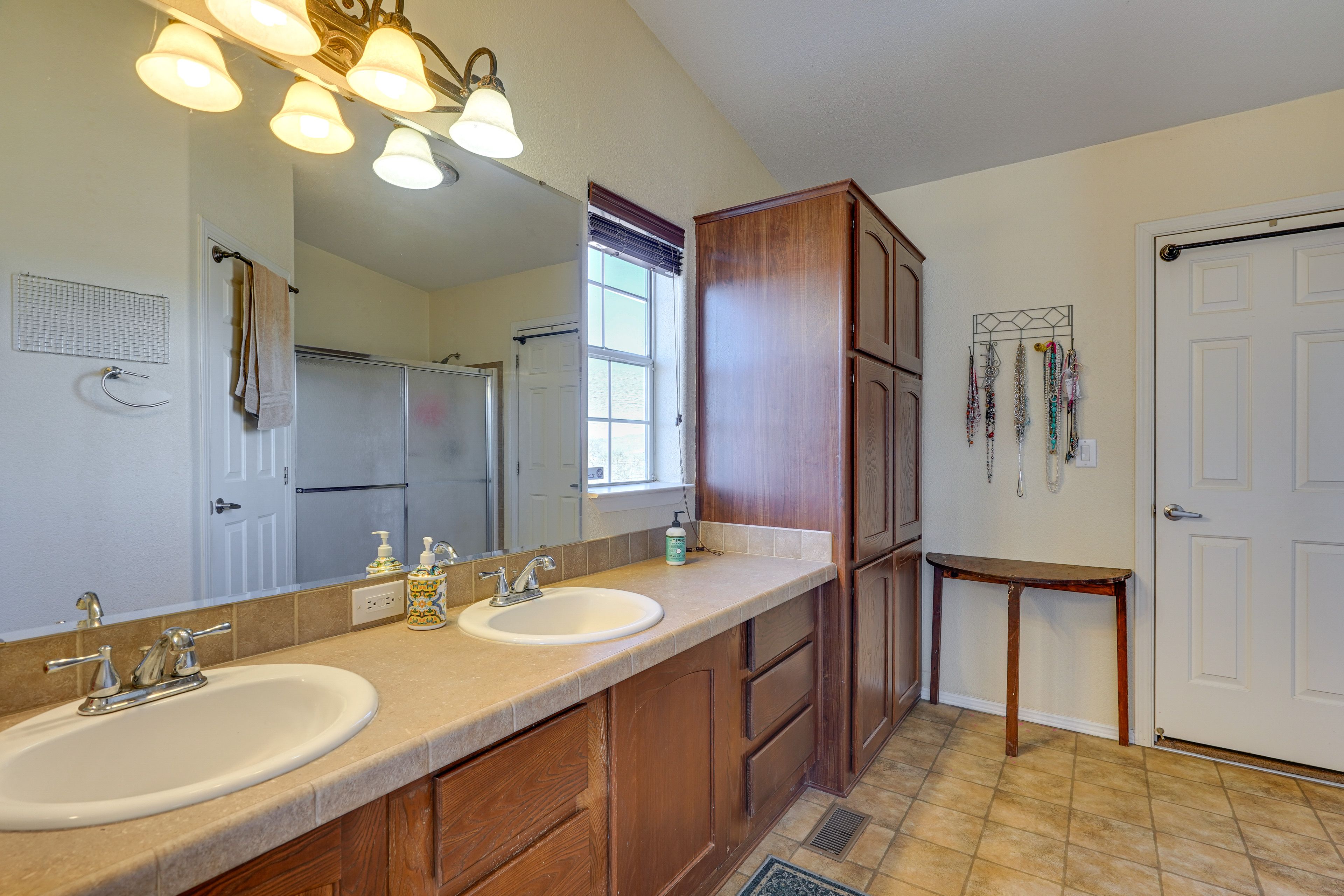 Full Bathroom | Towels Provided