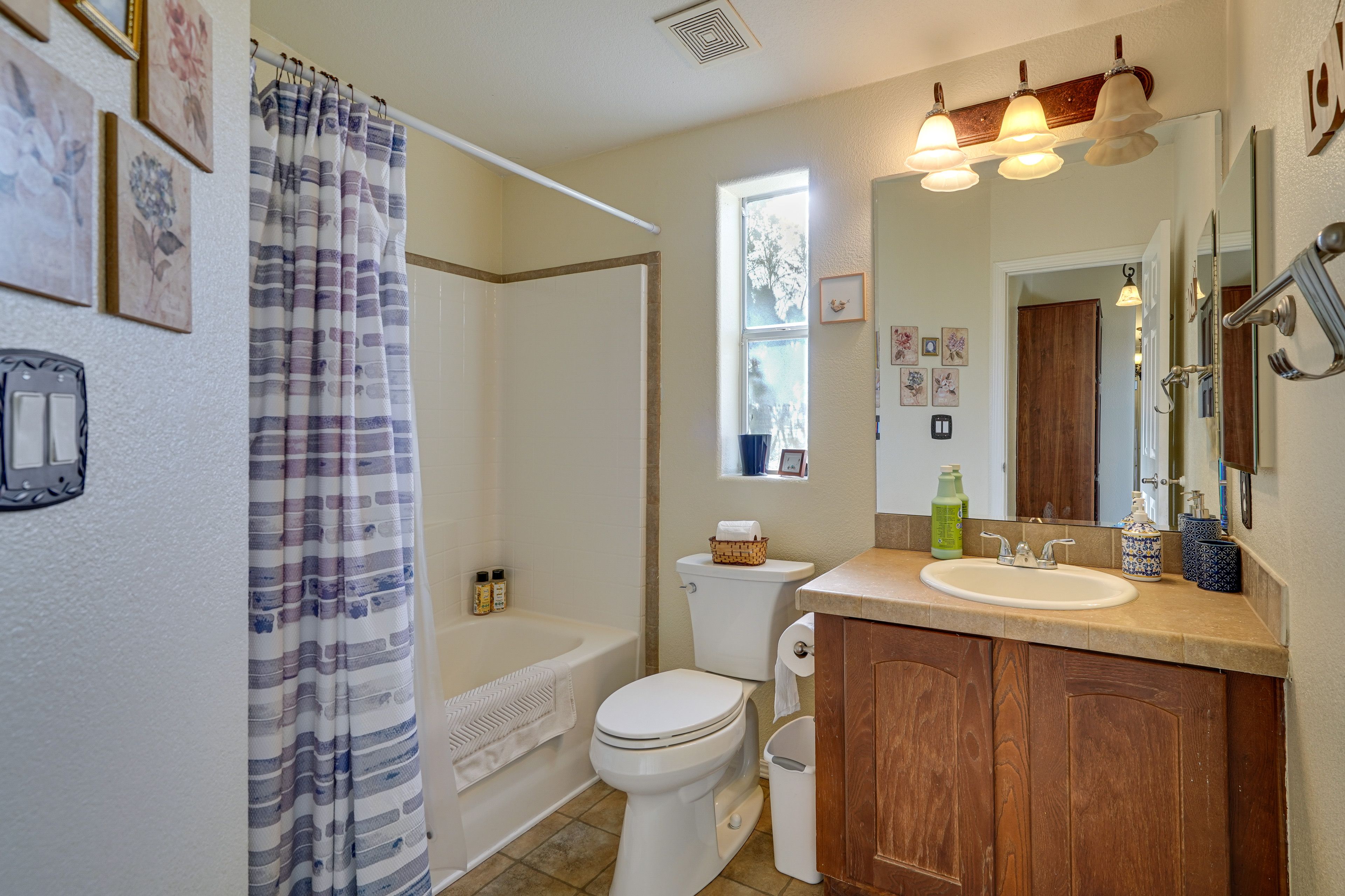 Full Bathroom | Complimentary Toiletries