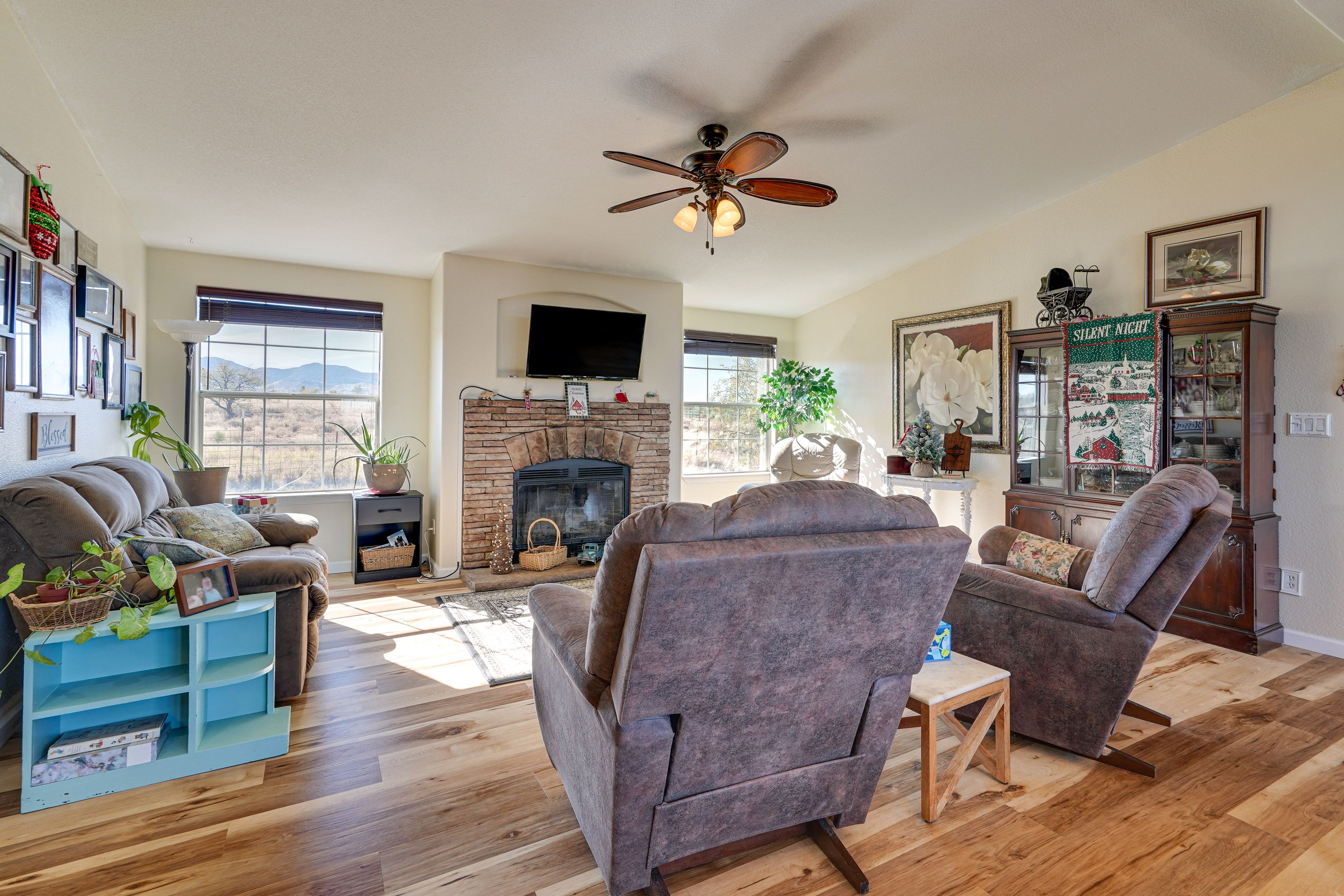 Property Interior | Central A/C & Heating | Free WiFi