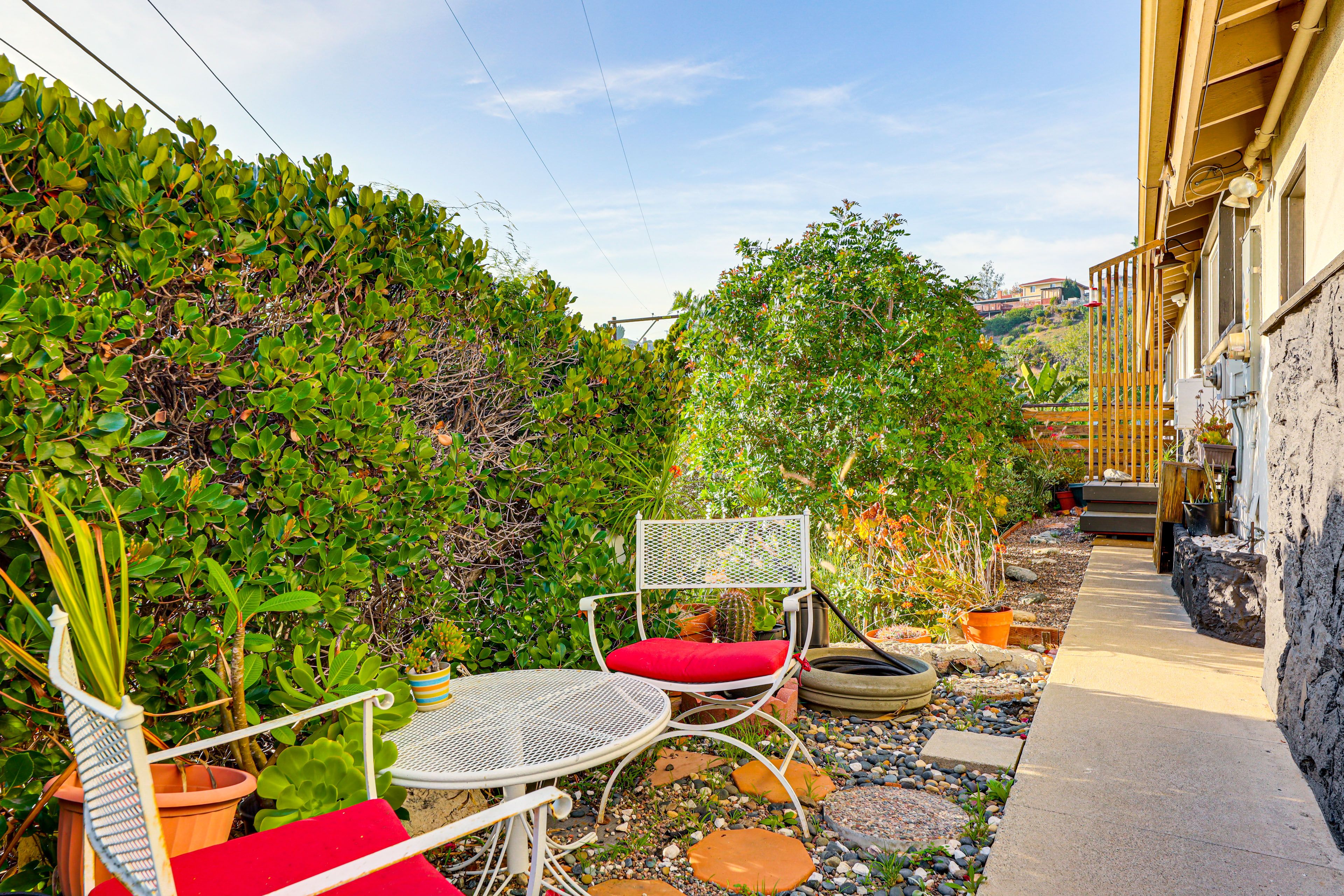 Los Angeles Vacation Rental | 1BR | 1BA | 600 Sq Ft | 2 Steps to Enter