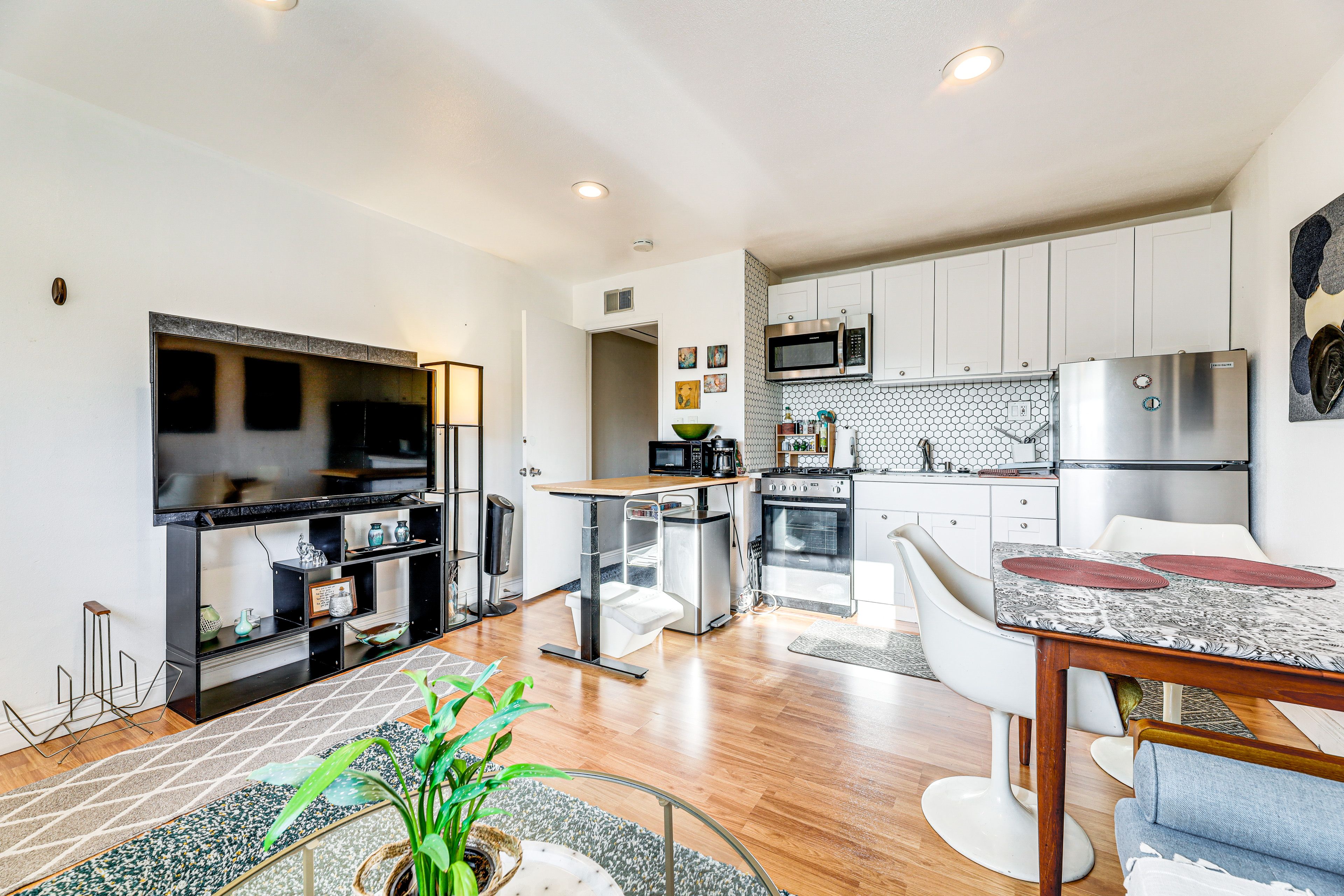 Interior | Window A/C | Portable Heaters | Smart TV | Free WiFi