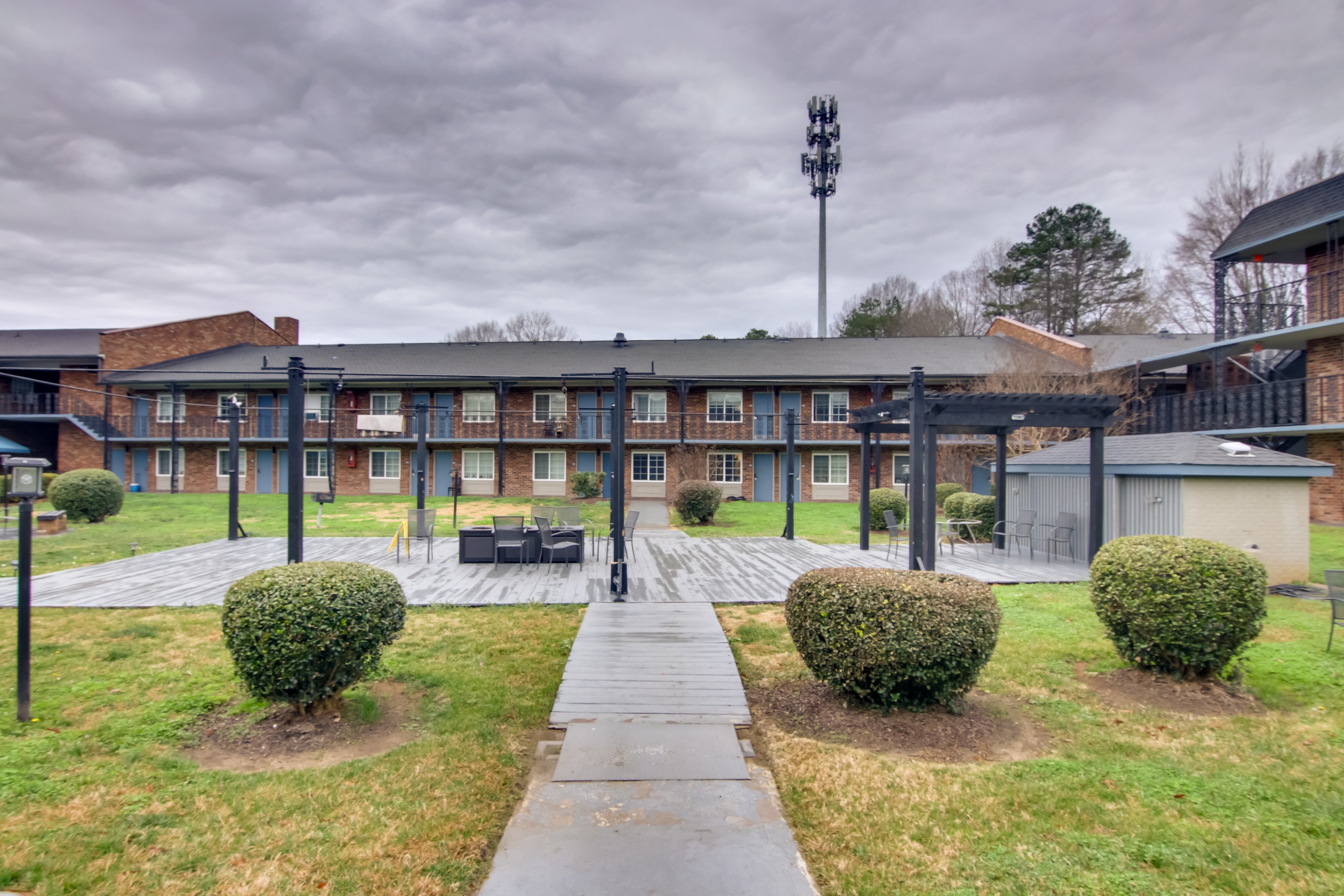 Independence Place of Charlotte | Community Amenities | Courtyard
