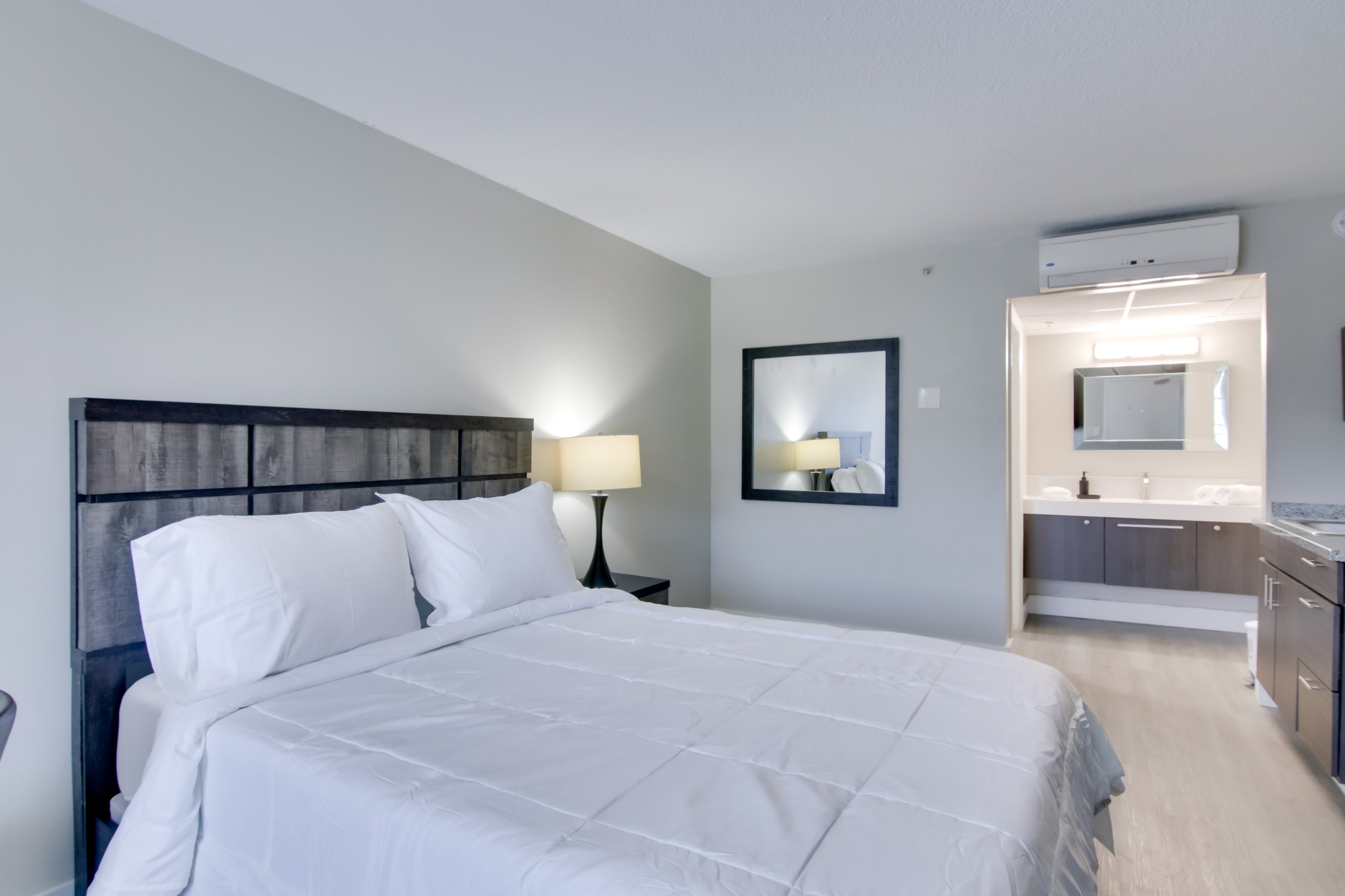 Studio | Queen Bed | Smart TV | Linens Provided