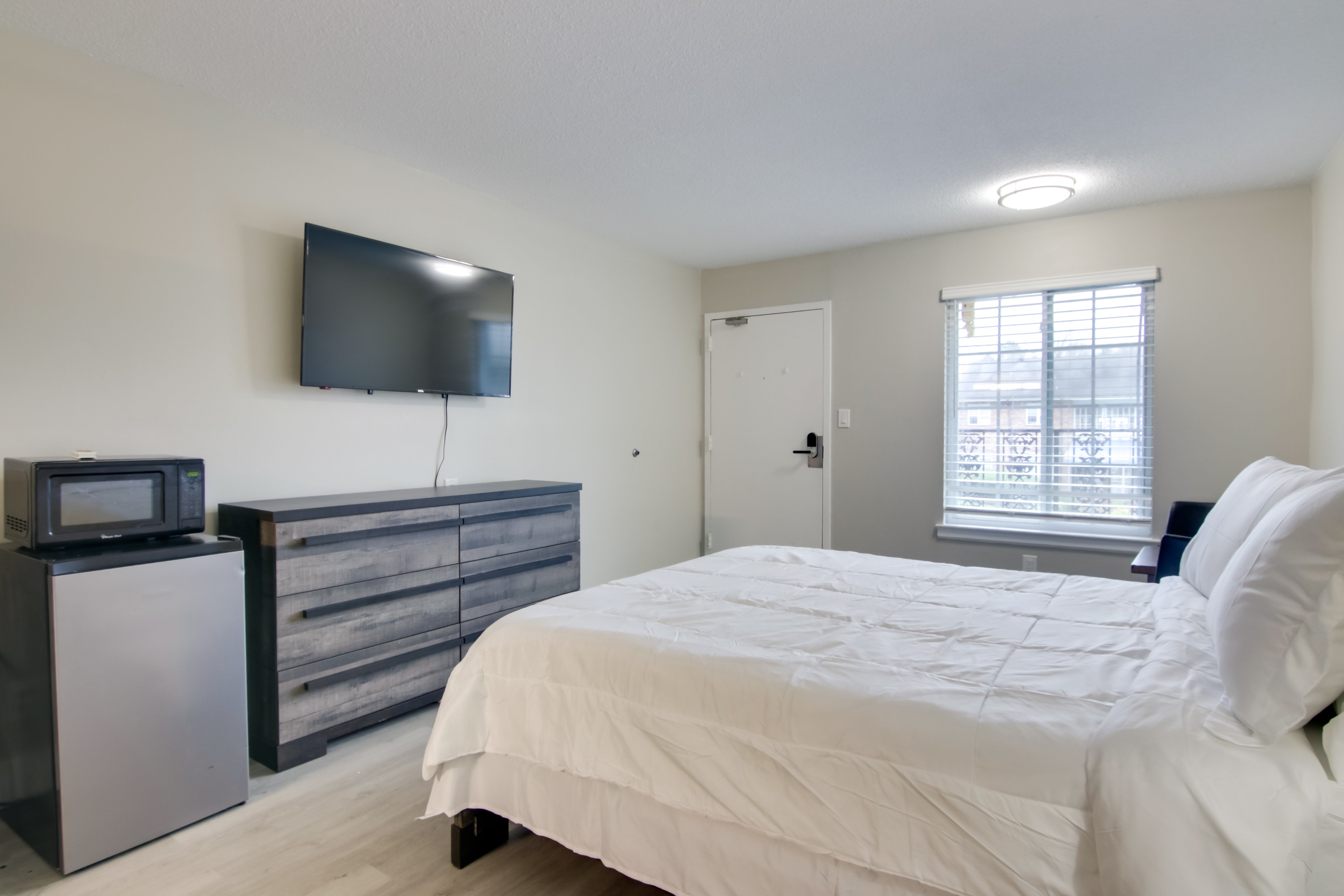 Studio | Queen Bed | Smart TV | Linens Provided