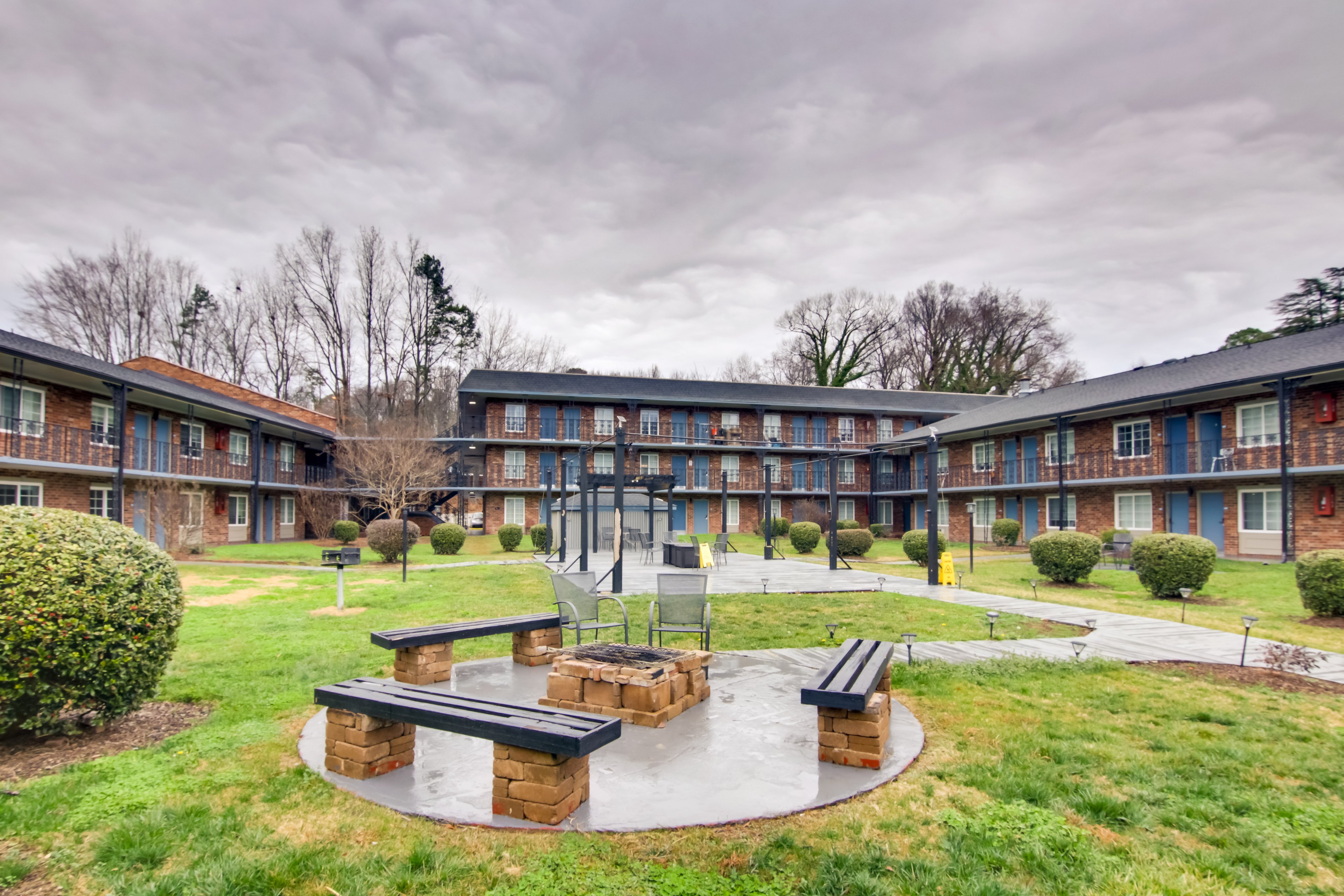 Fire Pit | 1 Mi to Park Expo & Conference Center