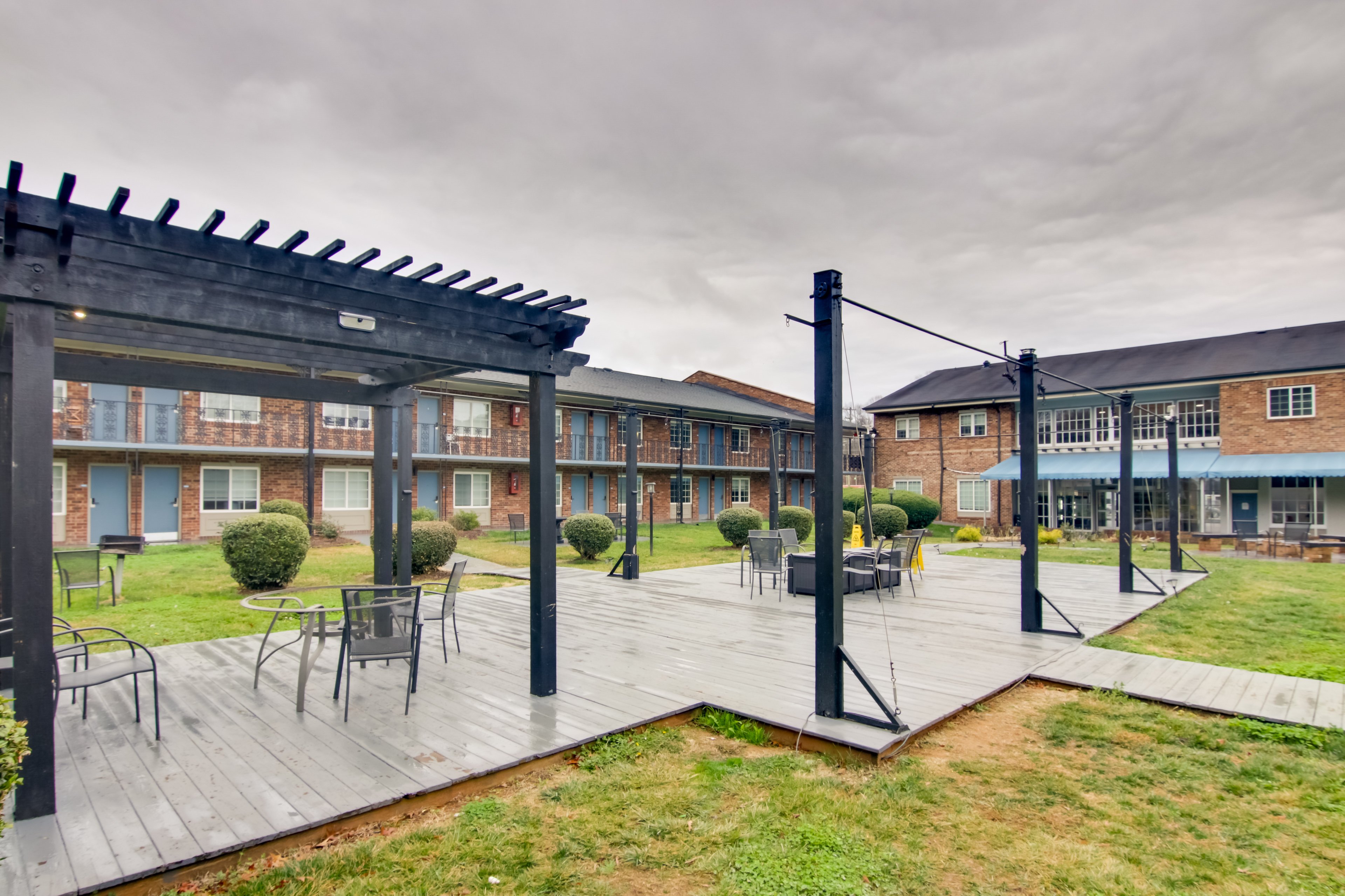 Courtyard | 4 Mi to Uptown