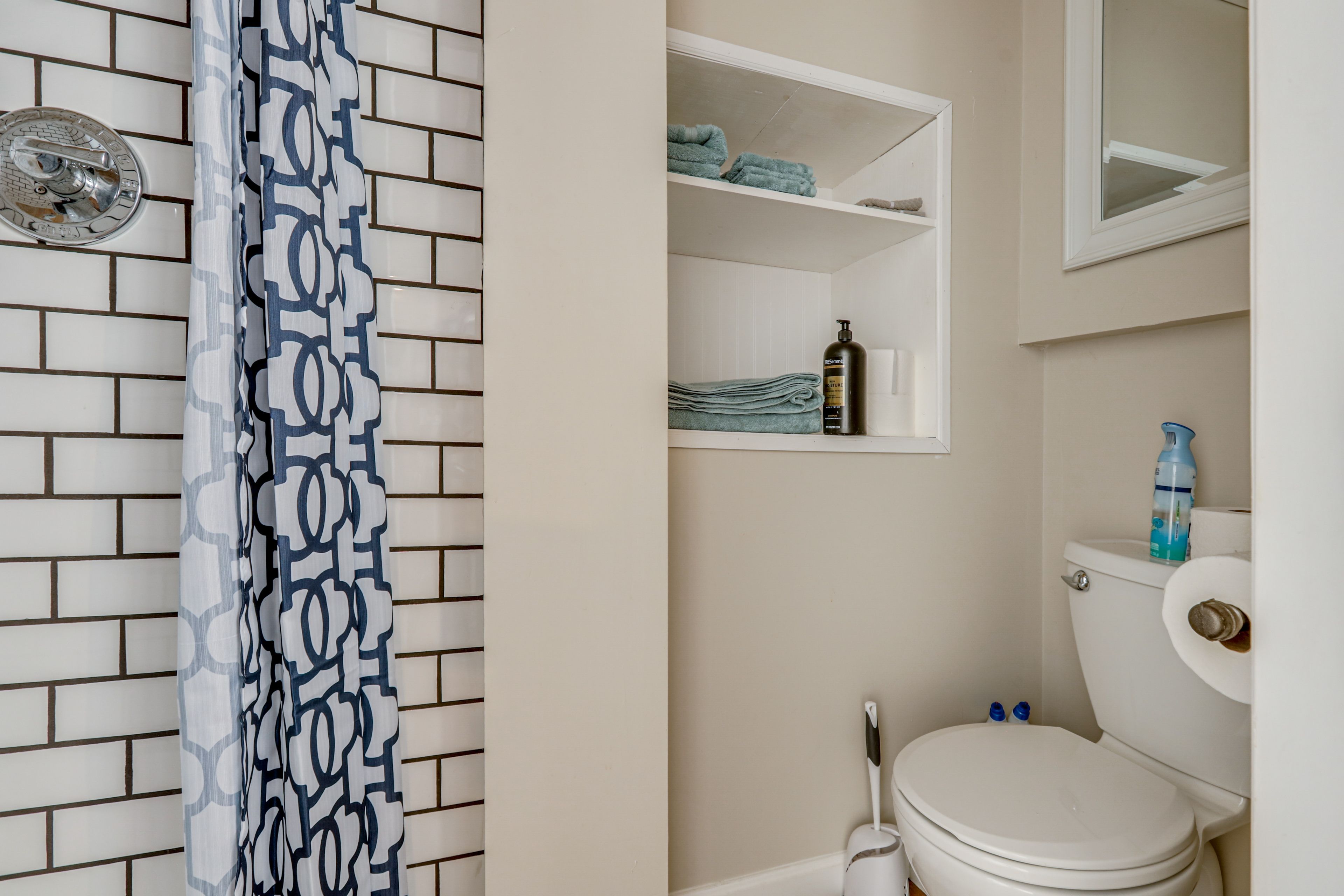 Full Bathroom | Towels Provided