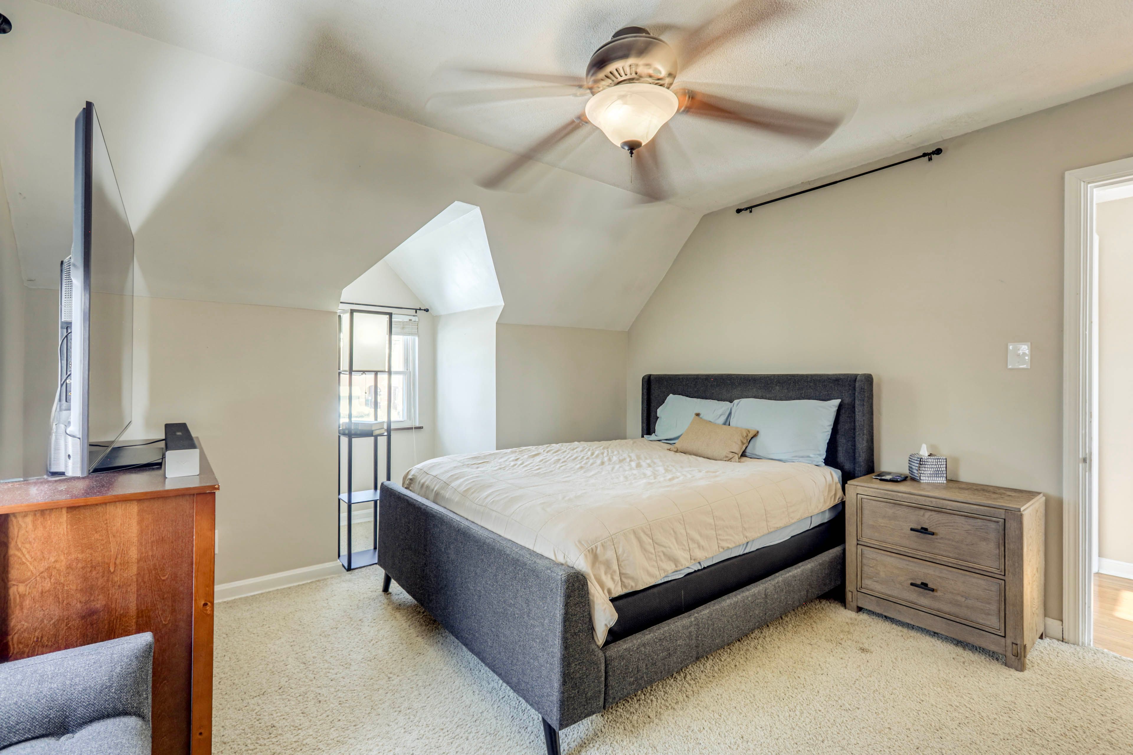 Bedroom 1 | Full Bed | Smart TV | 2nd Floor